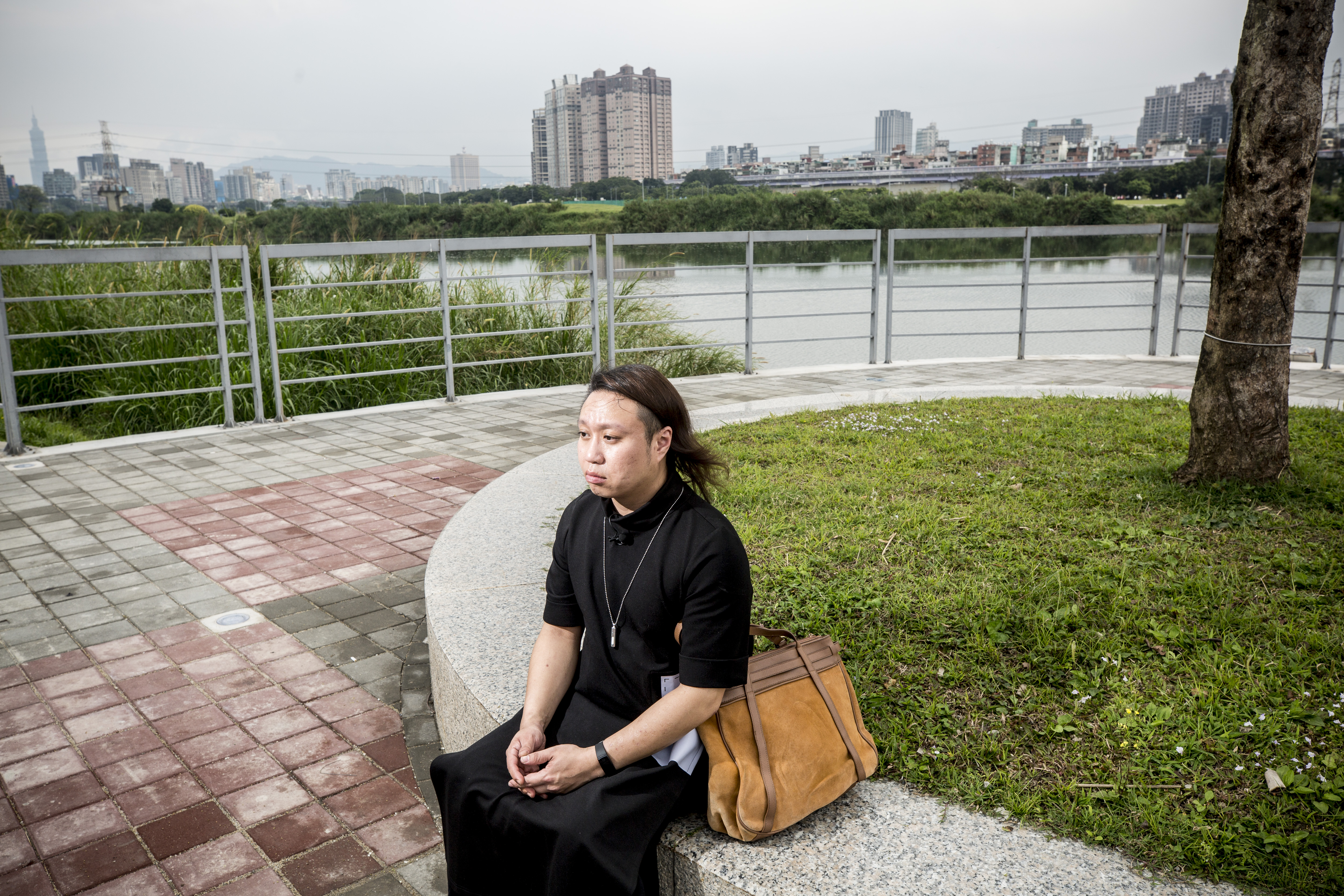 胡勝翔來到和先生潘世新曾一起看跨年煙火的馬場町公園，放在這裡、以潘世新骨灰做成的「擦擦」（藏傳佛教法舍利）已經消失了，但回憶都還鮮明存在。