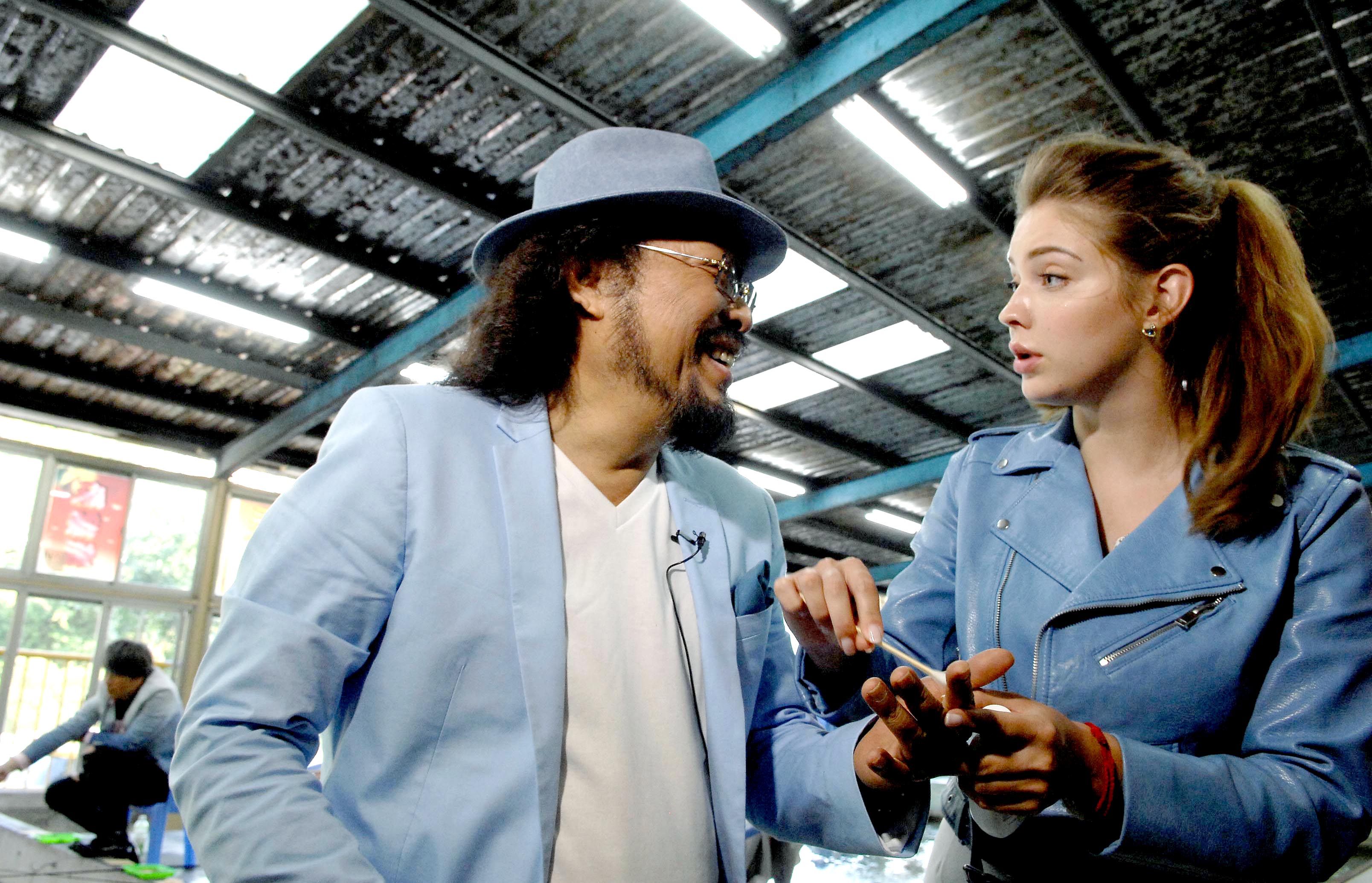 張菲（左）釣蝦卻被蝦咬，安妮（右）細心幫忙擦藥。（華視提供）