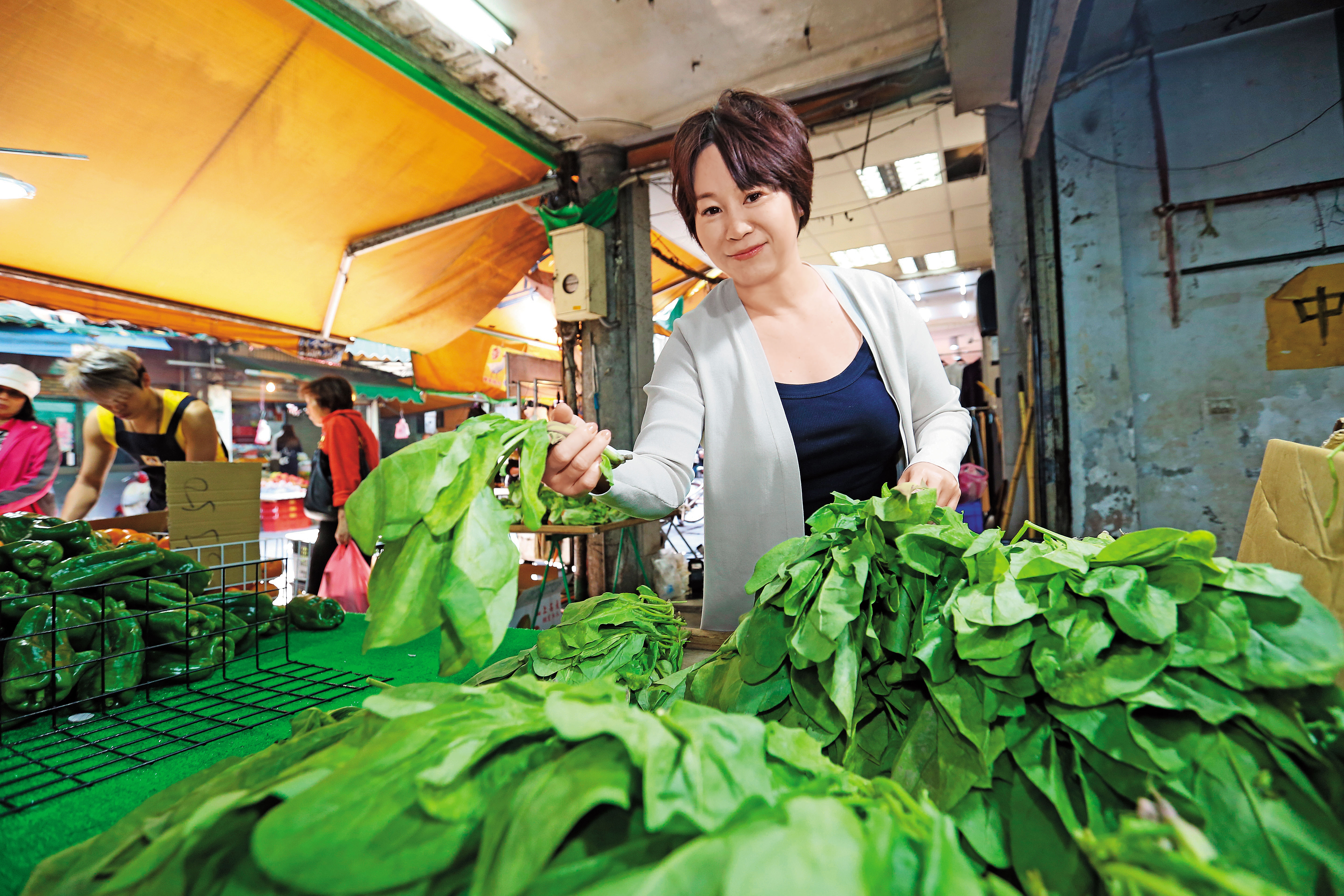 從小混菜市場長大的李雅雯，把攤販做生意的邏輯用在投資上，找到最會為股東賺錢的公司。