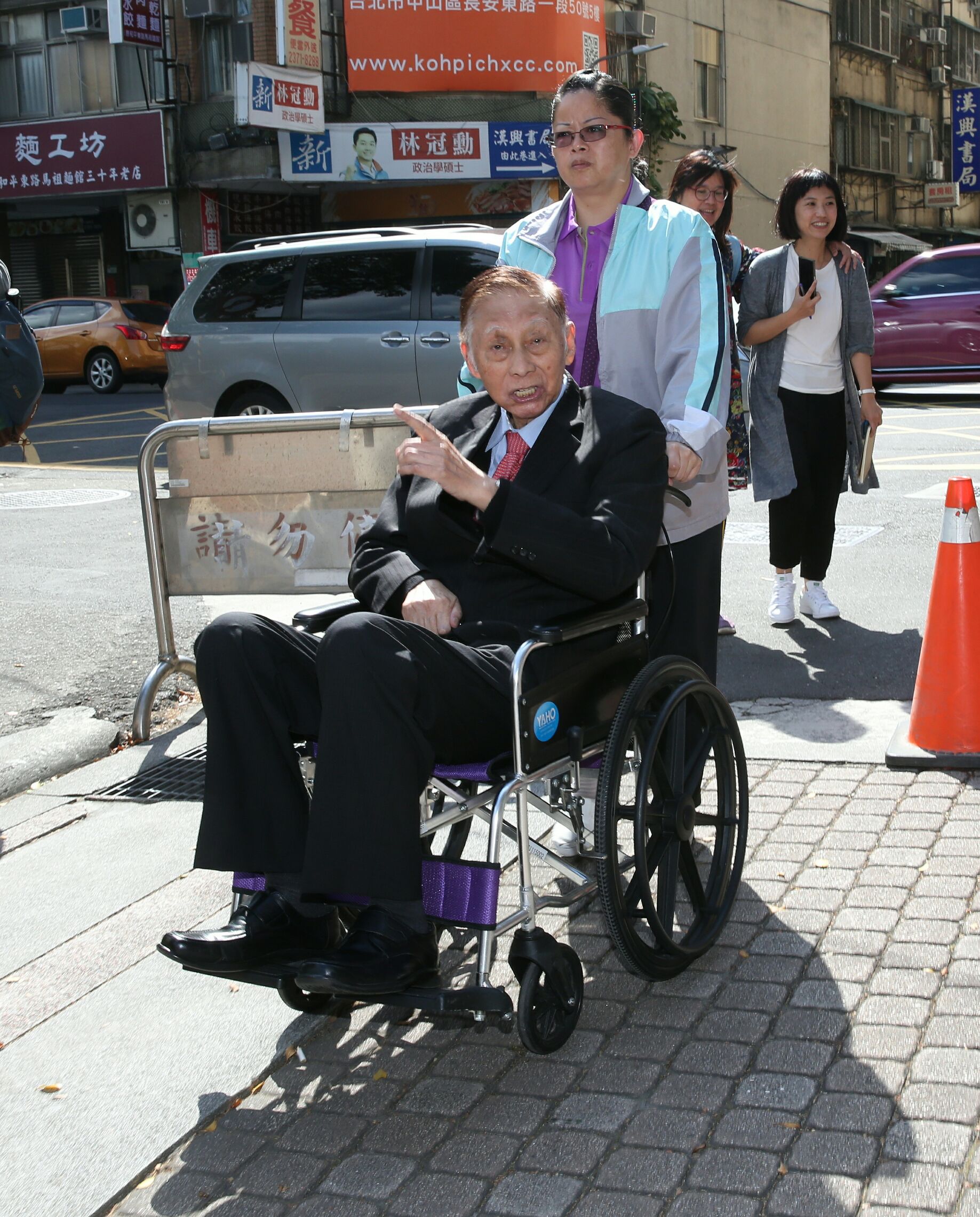 文大董事長張鏡湖臨時召開校長遴選委員會，頂著大太陽要出席主持會議，但卻因人數不足流會。