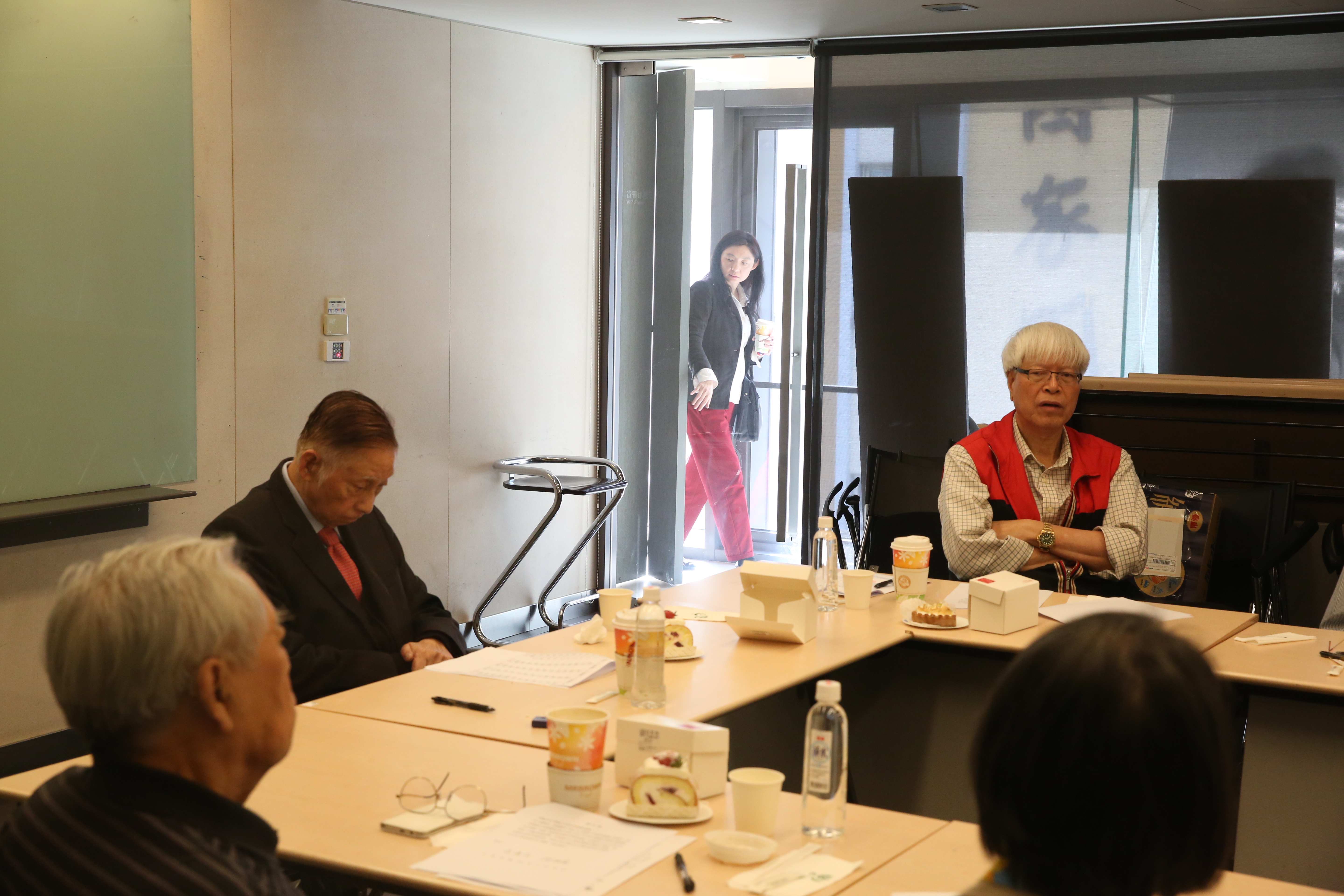 文大董事長張鏡湖出席校長遴選委員會，他的女兒張海燕則一直在會議室外盯場。