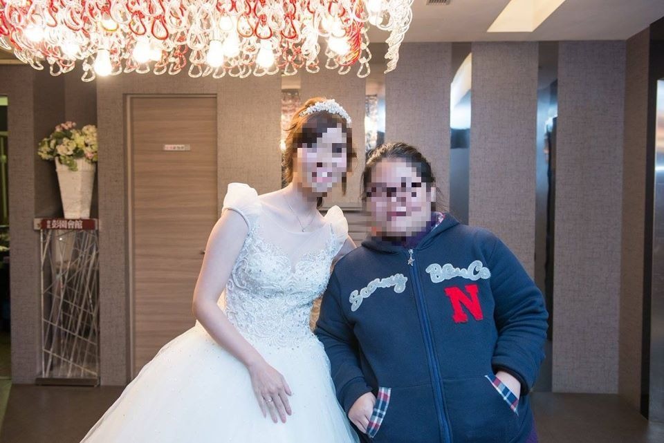 王女還與新人合照偽裝的就像是真的親友團。（圖取自爆料公社）