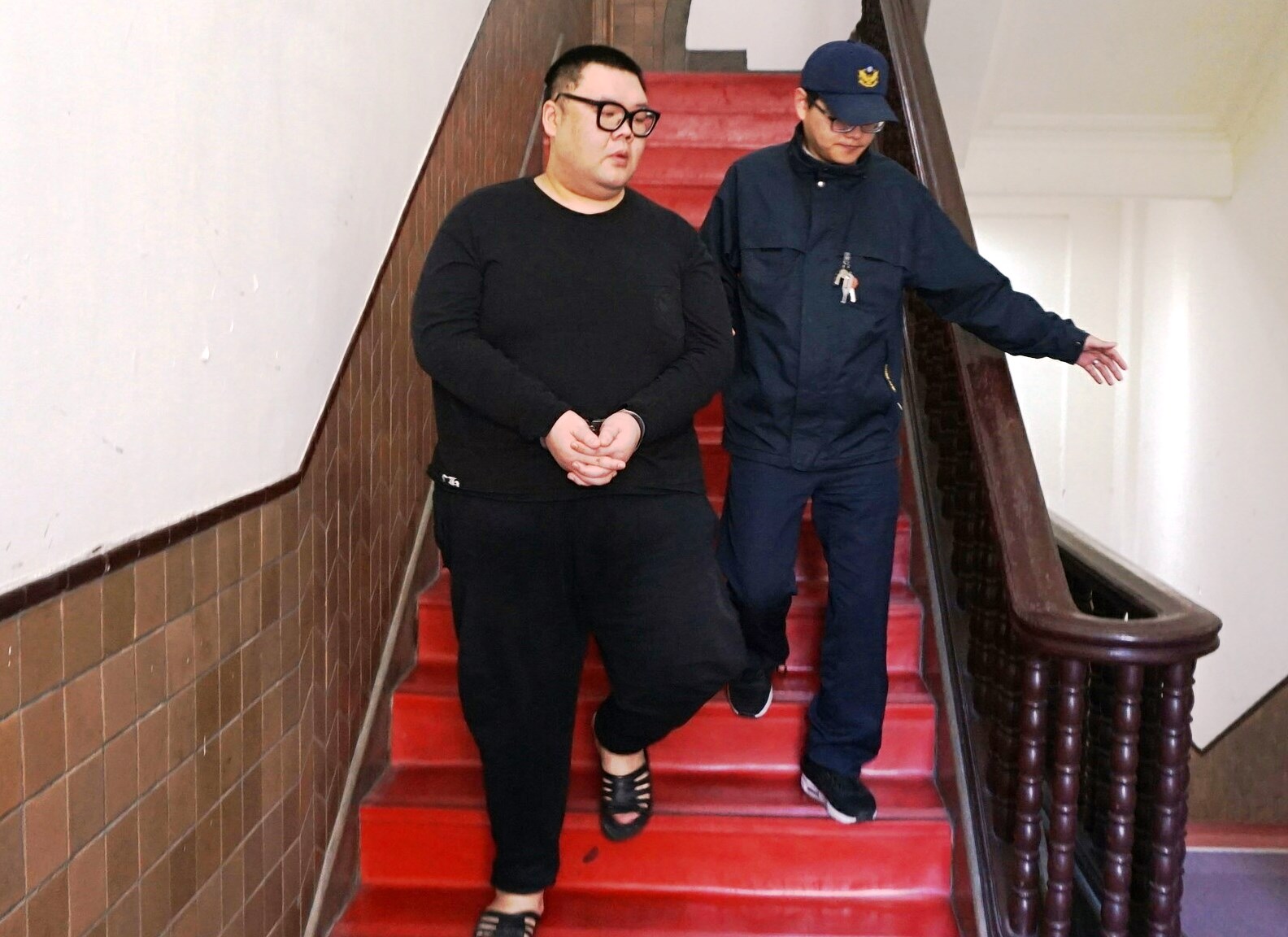 涉及W飯店毒趴案的土豪哥以包皮發炎、要割包皮、身體狀況不佳等理由一再聲請交保，第5度遭駁回。