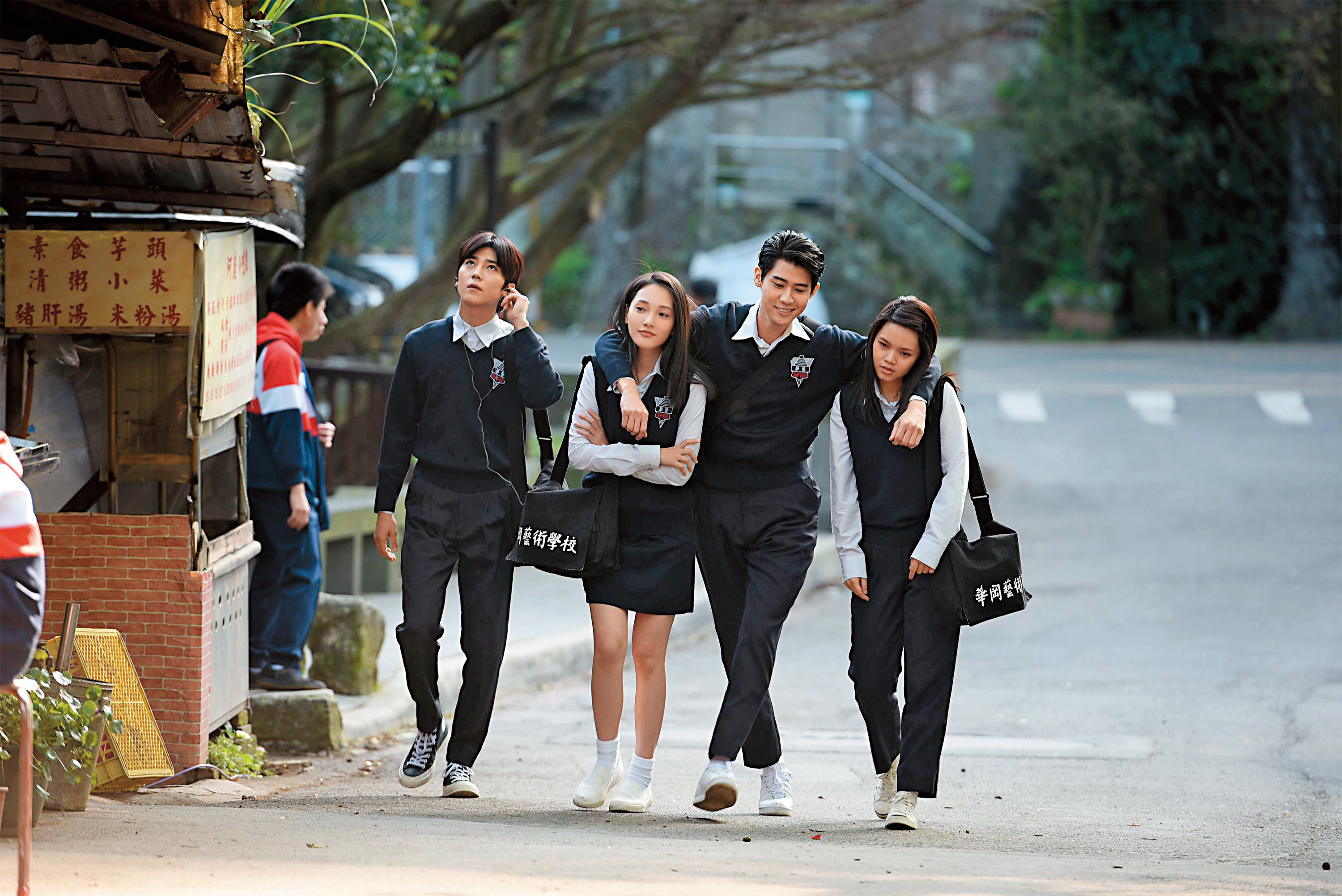 《有一種喜歡》是畢書盡（左）首部電影作品，和李玉璽（左三）一起詮釋校園愛情故事，兩人魅力非凡吸引許多粉絲關注，電影見面會、首映會也都有粉絲早早熬夜去排隊，人氣很旺。