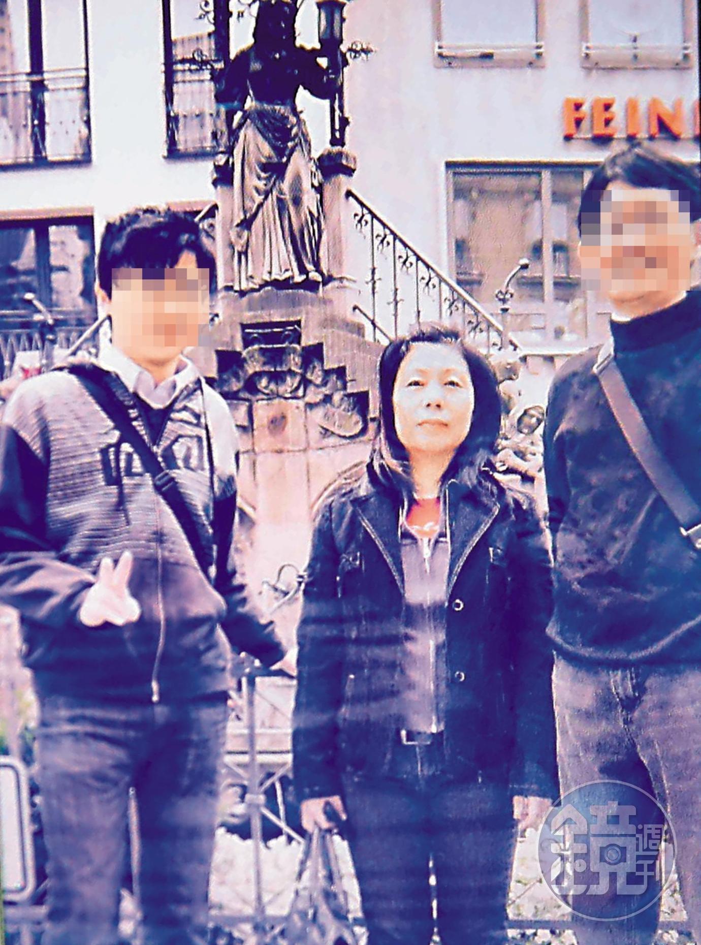 羅女一家人昔日開心的合照,但此情此景已成追憶。