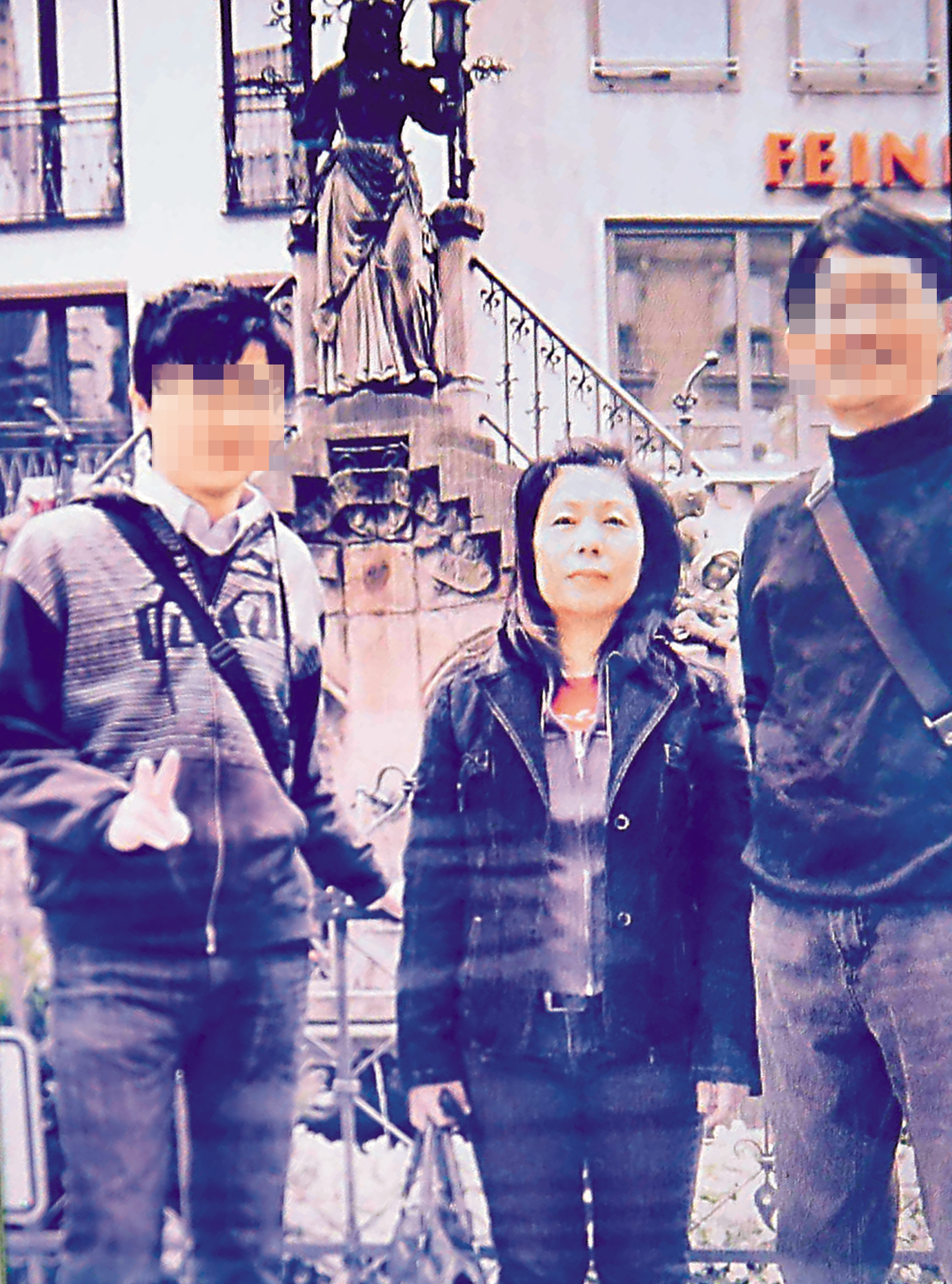 羅女一家人昔日開心的合照，但此情此景已成追憶。
