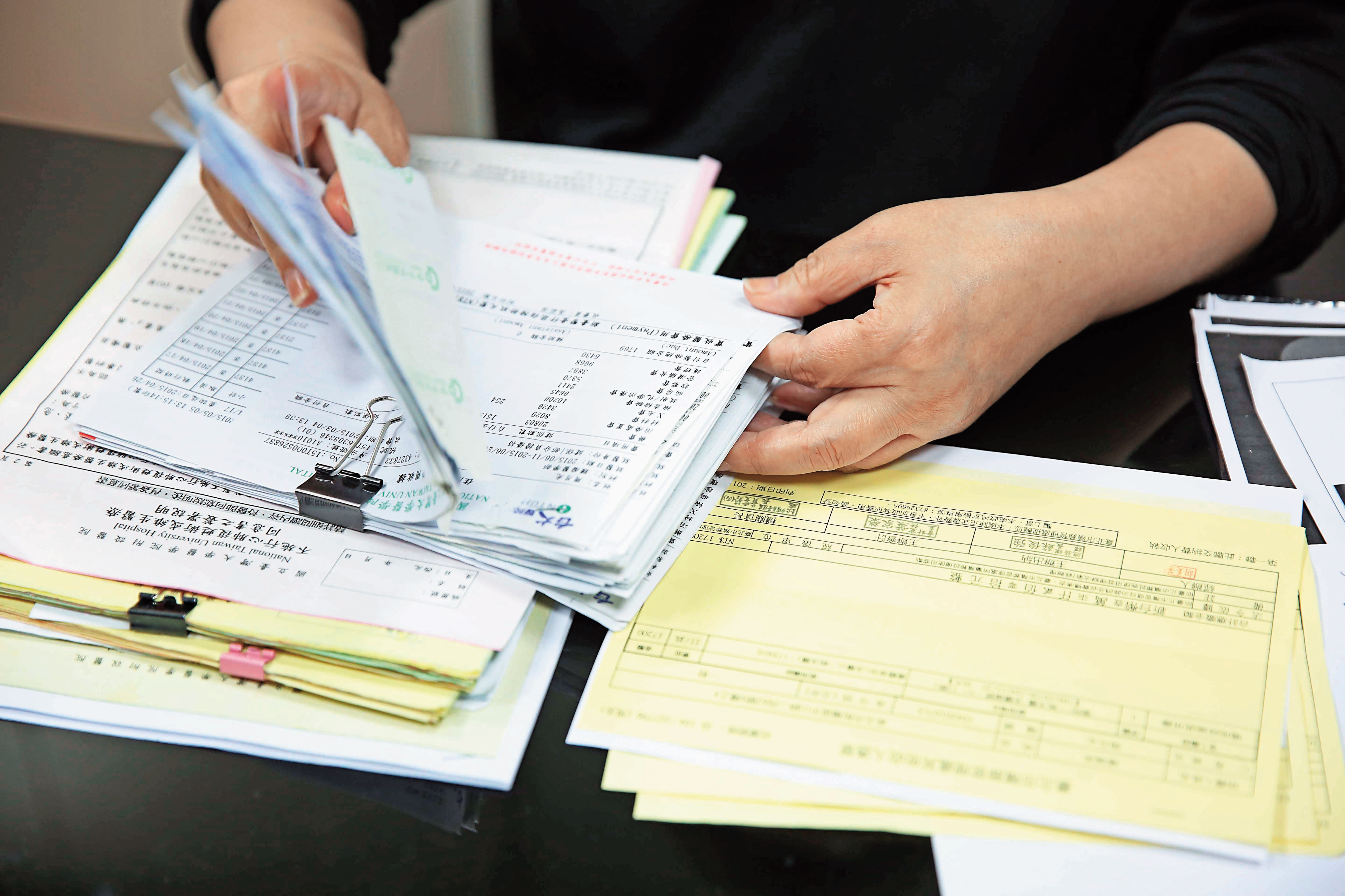 羅女拿出丈夫生前所有費用單據，控訴為了丈夫之事心力交瘁。