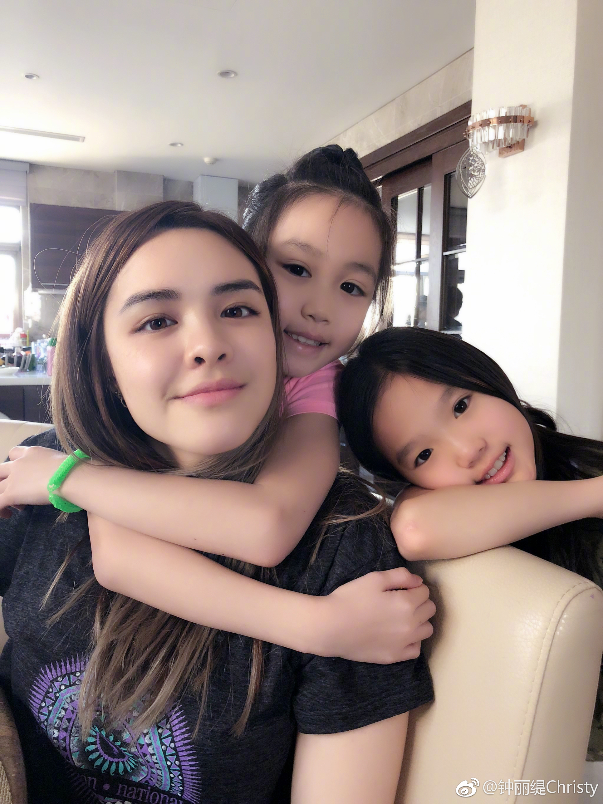 鍾麗緹的3個女兒感情十分好，大女兒Yasmine尤其遺傳了媽媽的美貌。（翻攝自鍾麗緹微博）