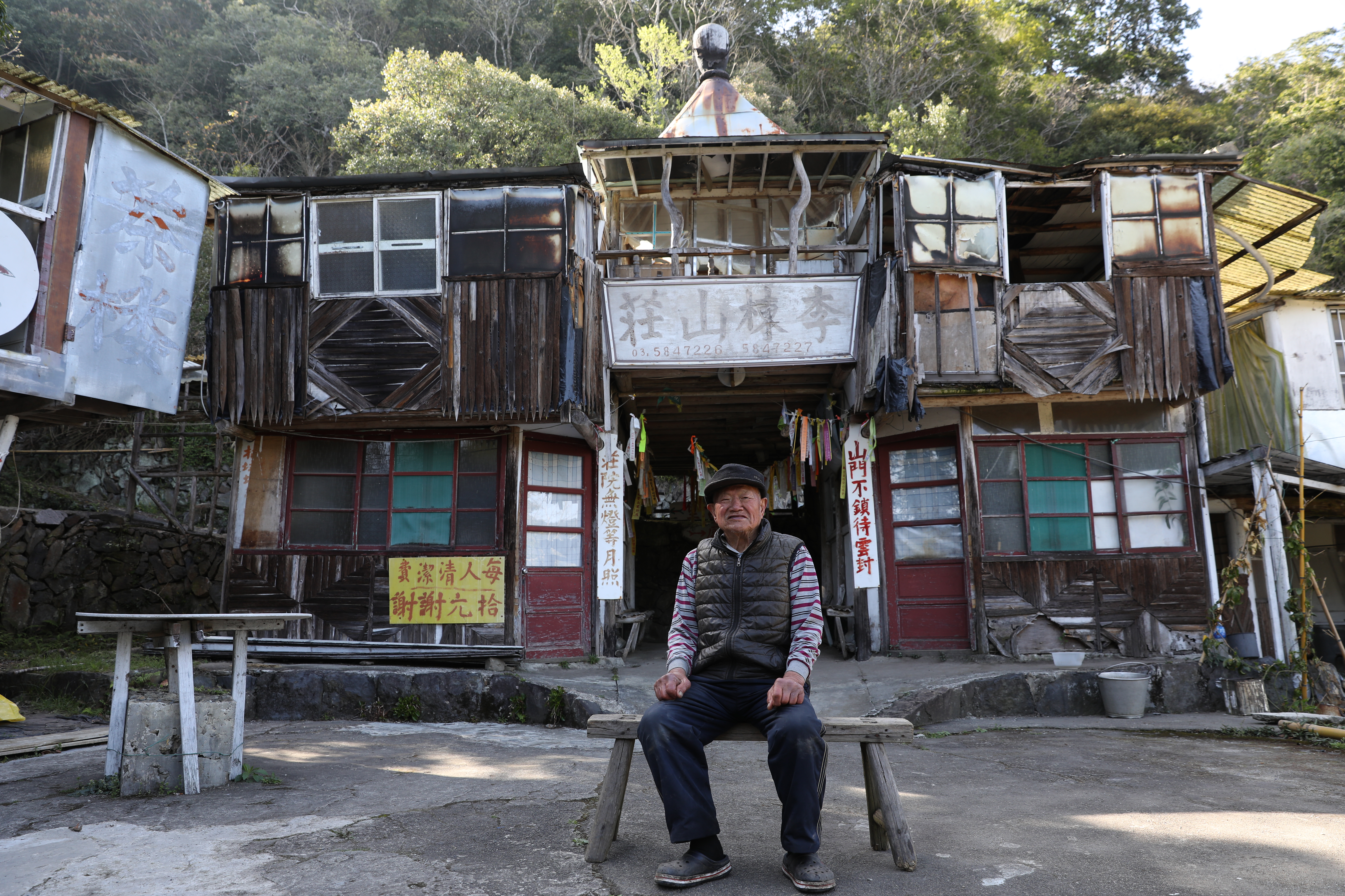 93歲的朱萬鶴，在山上獨居並蓋了「李棟山莊」。