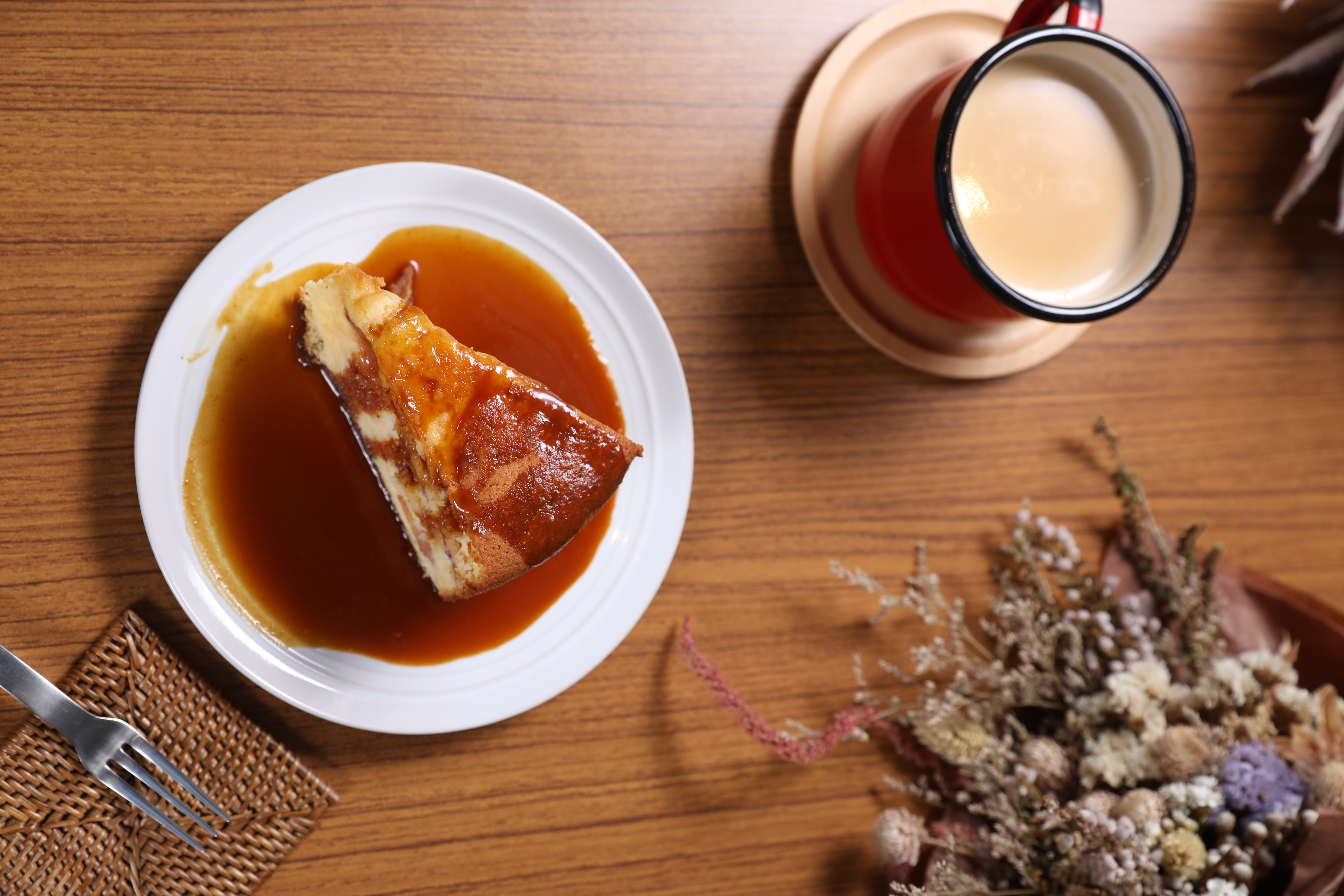 「進來吧」十分受歡迎的「溫熱吃李子蛋糕佐手工焦糖醬」（125元／個）與「薑味鍋煮奶茶」（130元／杯）。