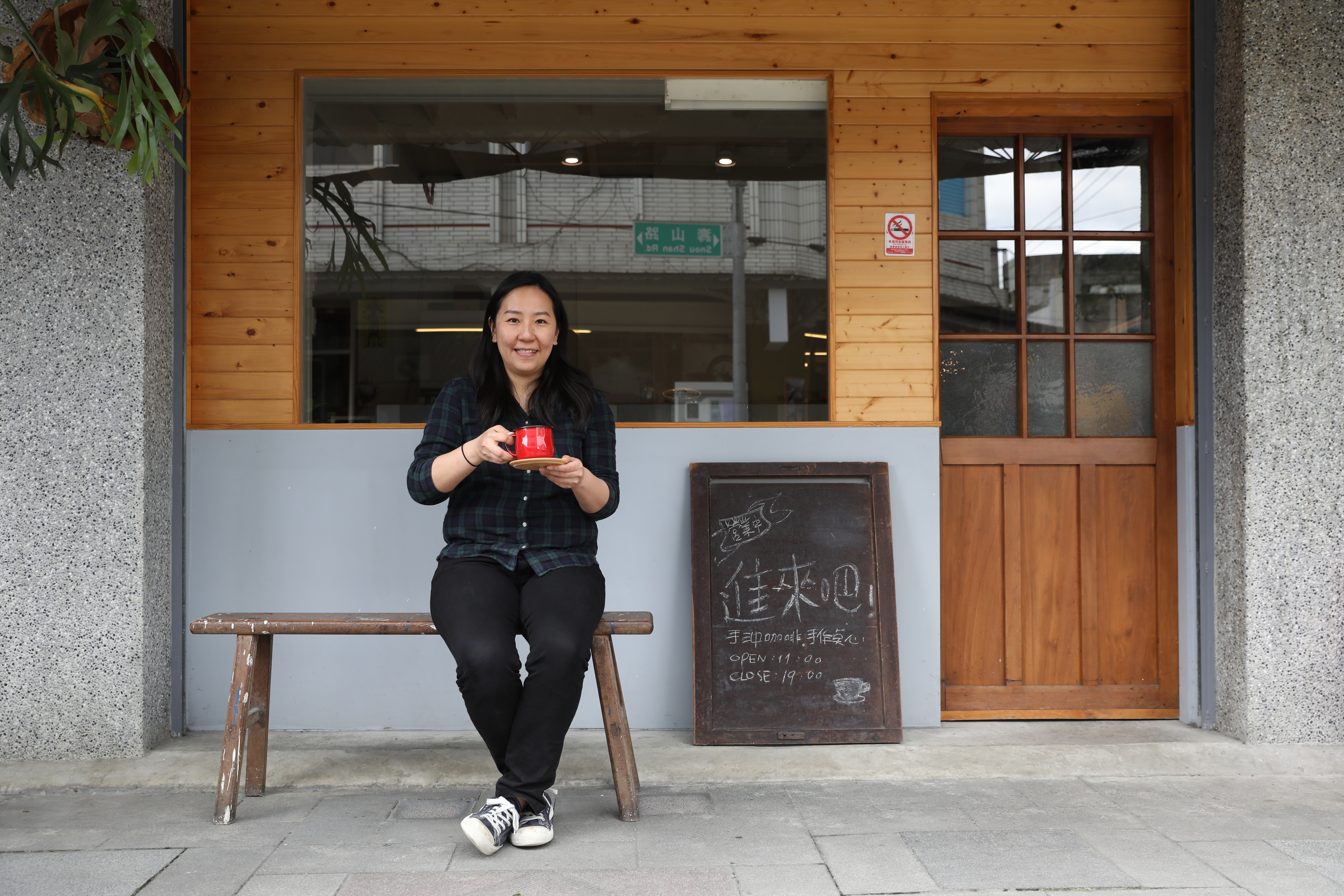 李嘉琪在壽豐老家一圓做甜點、開咖啡館的夢想。
