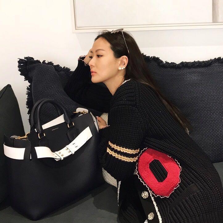 孫芸芸以一身閒適look，搭配The Belt Bag，展演度假不能沒有它的企圖心。（品牌提供）
