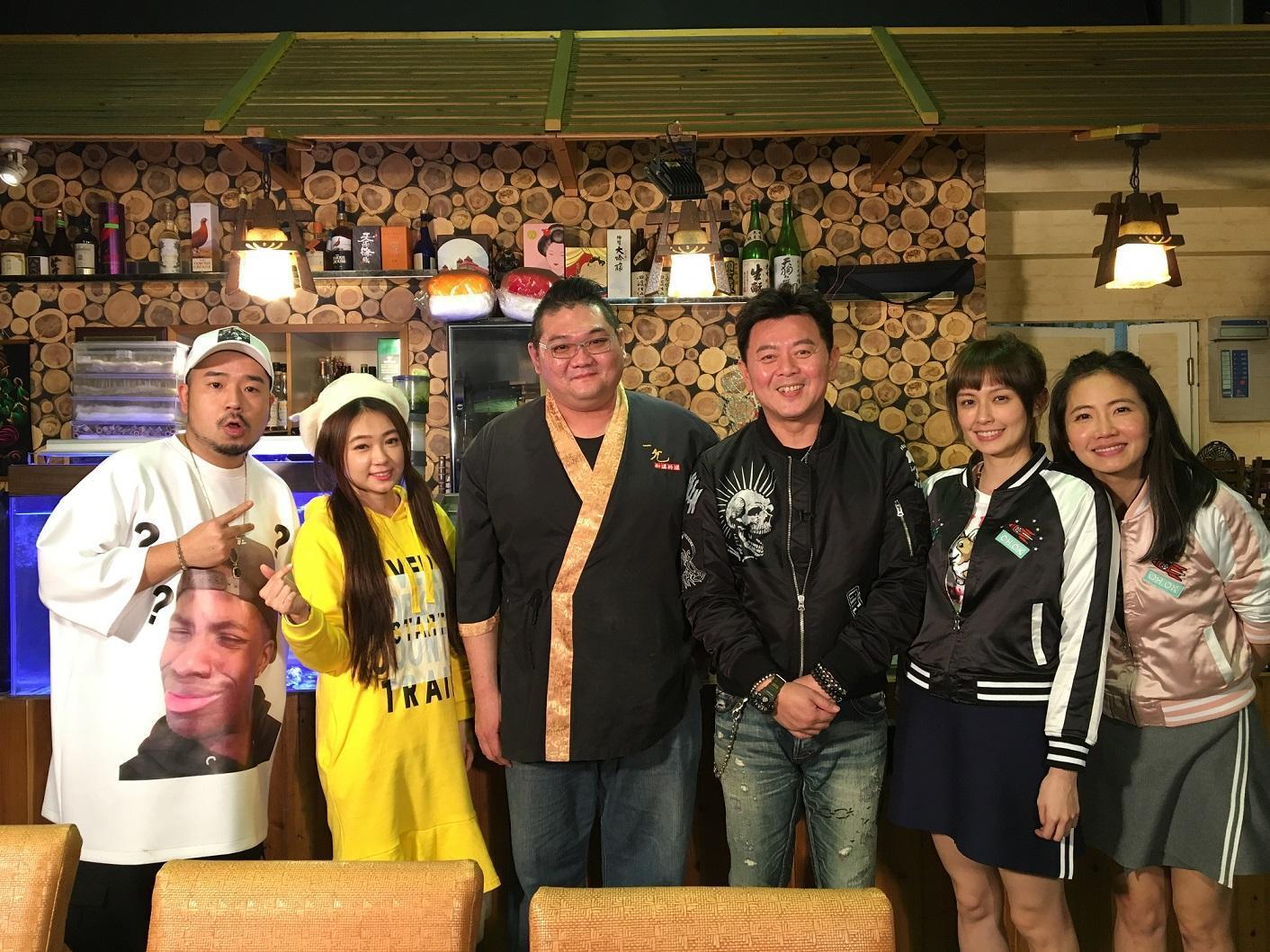 衛視中文台每週六晚上七點播出的美食節目《旅行應援團》，讓藝人連錄影時都競爭激烈，搶食美食。（衛視中文台提供）
