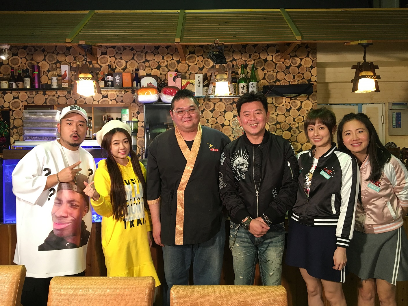 衛視中文台每週六晚上七點播出的美食節目《旅行應援團》,讓藝人連錄影時都競爭激烈,搶食美食。(衛視中文台提供)