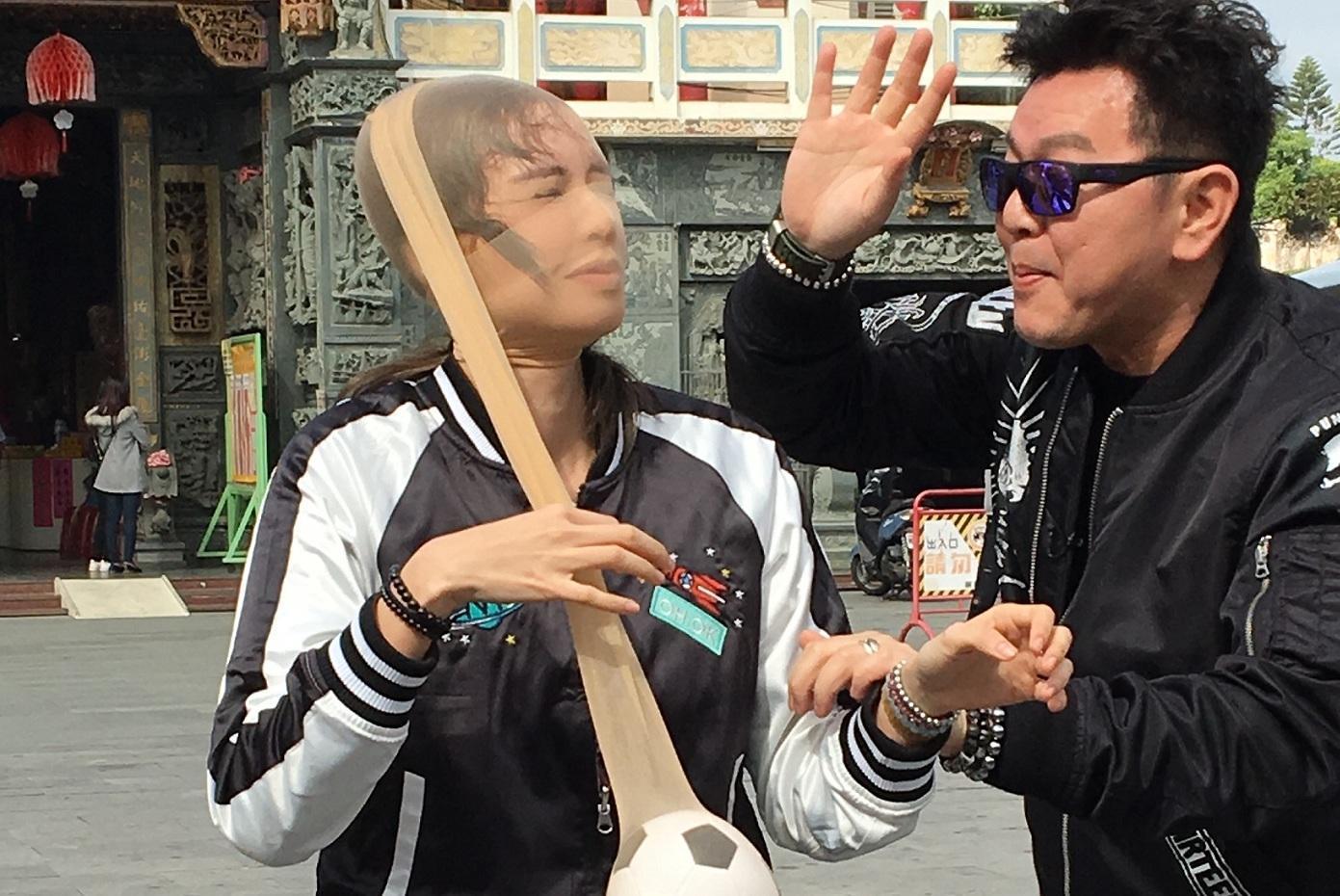 袁艾菲上節目不怕扮醜，玩遊戲絲襪套頭也豪不以為意。（衛視中文台提供）