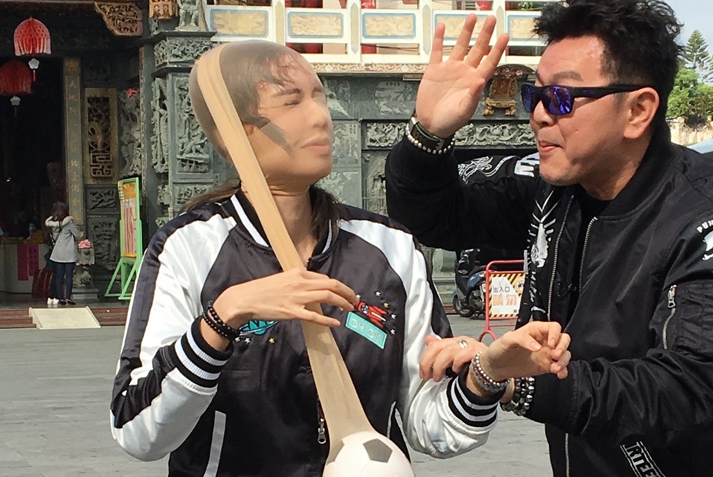 袁艾菲上節目不怕扮醜，玩遊戲絲襪套頭也豪不以為意。（衛視中文台提供）