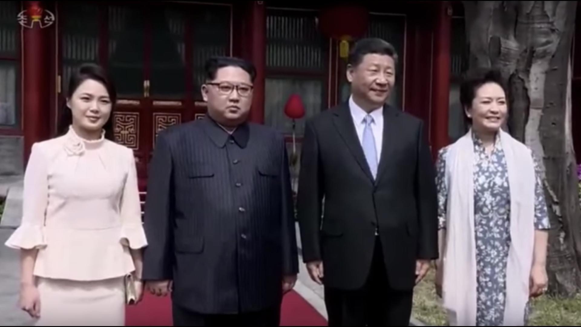 在微博拿習近平夫人彭麗媛與金正恩夫人李雪主做比較成了被封鎖的禁忌話題。（擷自網路，YouTube/朝鮮中央電視）