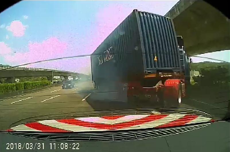 貨櫃車煞車不及,折甘蔗般打橫撞上警車。