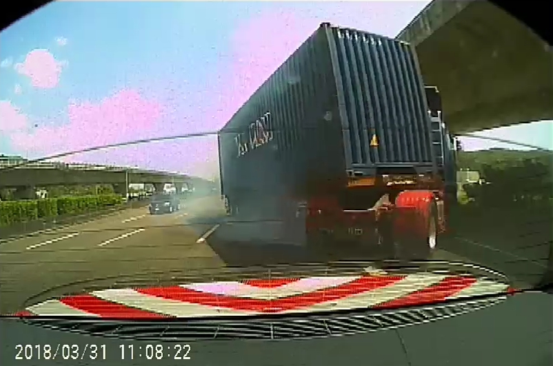 貨櫃車煞車不及,折甘蔗般打橫撞上警車。