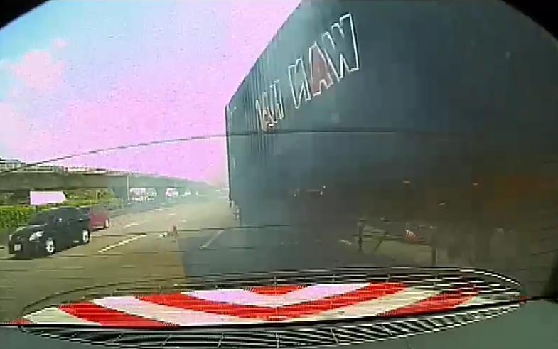輪胎冒著白煙的貨櫃車煞車不及,還好員警及時閃避否則又晚7天回家 。