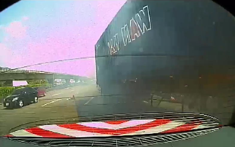 輪胎冒著白煙的貨櫃車煞車不及,還好員警及時閃避否則又晚7天回家 。