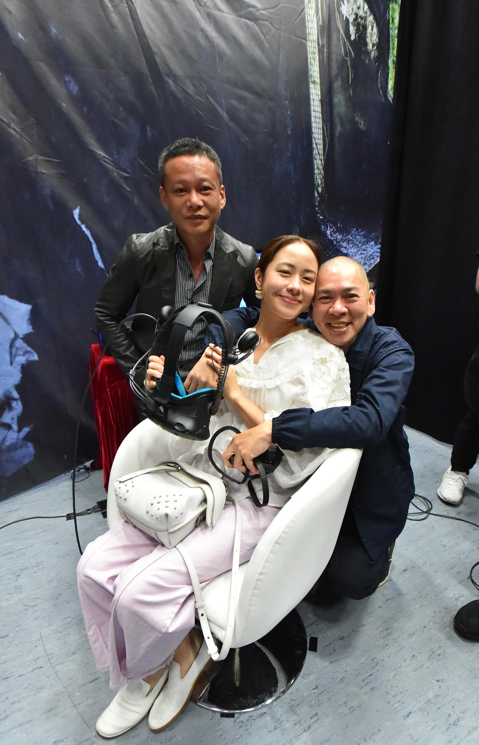金馬影后林嘉欣(中)為李康生主演(左)、蔡明亮(右)執導的VR電影《家在蘭若寺》獻出VR初體驗。 (HTC提供)