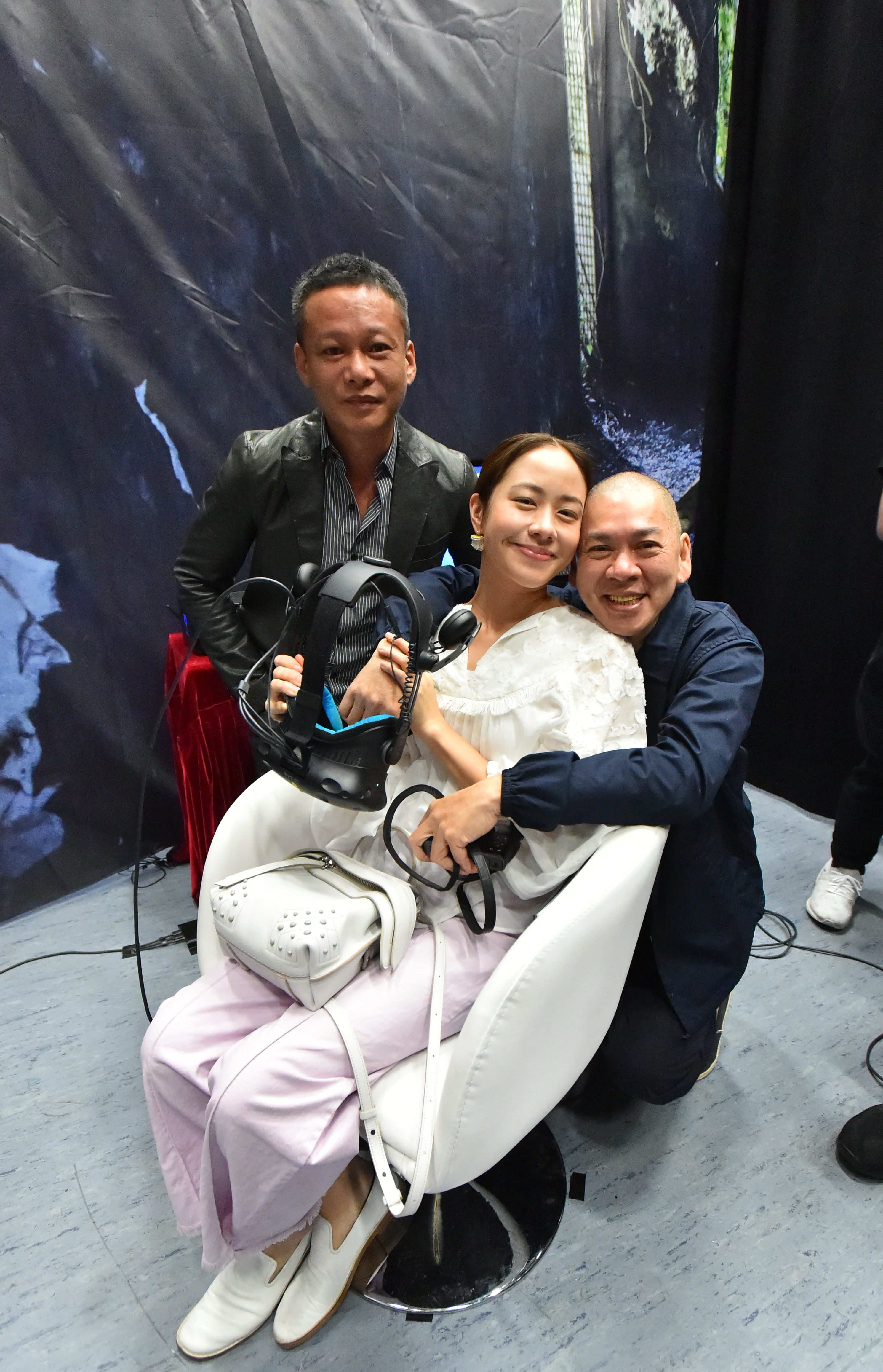 金馬影后林嘉欣(中)為李康生主演（左）、蔡明亮（右）執導的VR電影《家在蘭若寺》獻出VR初體驗。   （HTC提供）