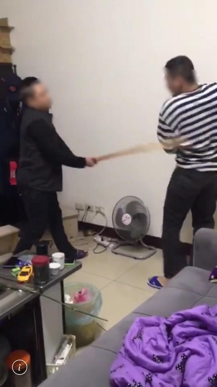 黃嫌持木棍對車手嚴刑拷打。(刑事局提供)