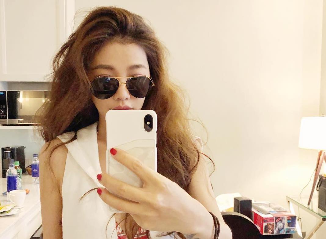 許路兒穿著比基尼用PEGACASA拍照，讓人不知道眼光應該看哪裡。（翻攝自IG）