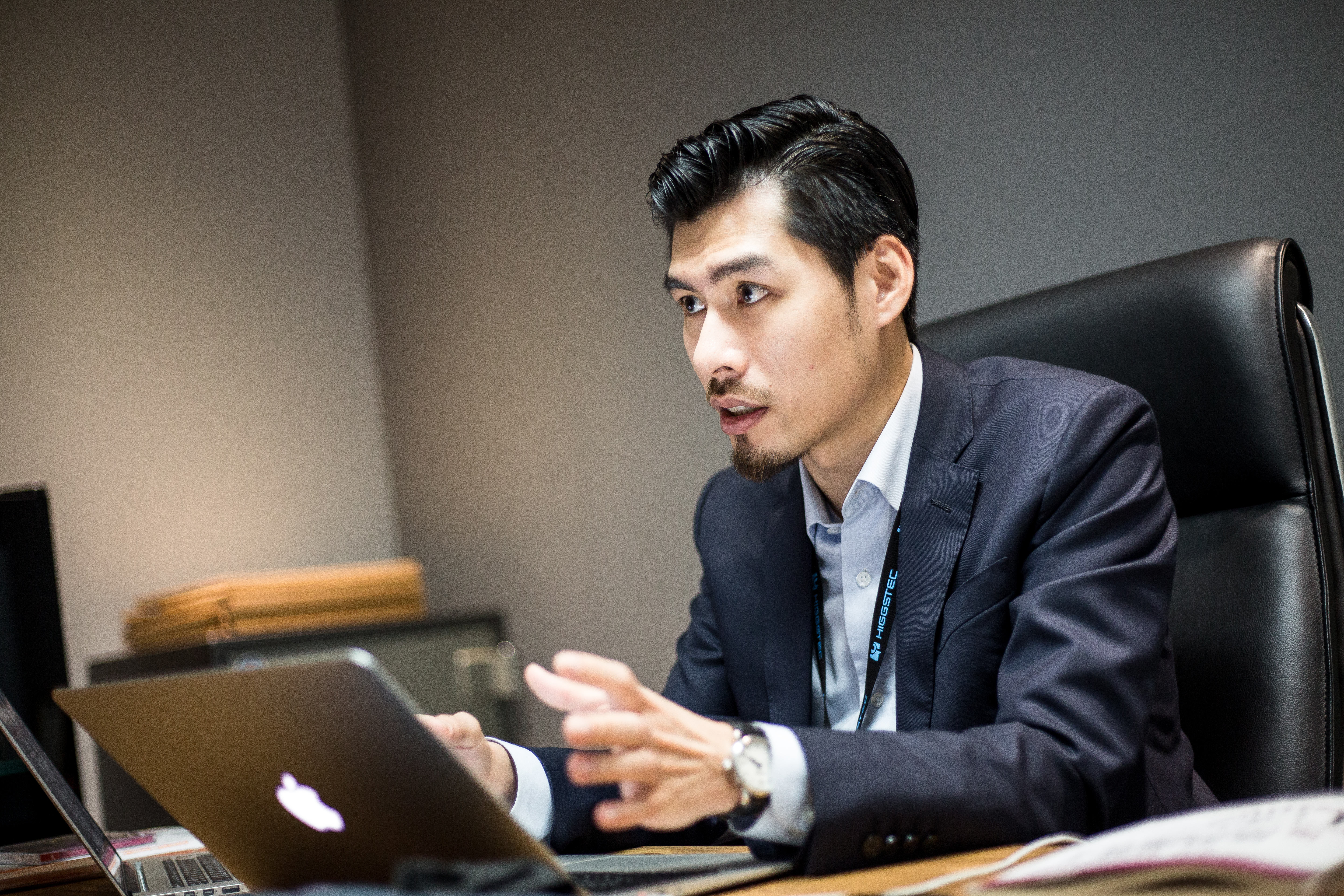 葉俊瑋11年前進入父親公司，從基層工程師做起，後轉行銷，靠著毅力和纏功，拿下和碩大單，現任技術研發處和營運事業處副總經理，歷練完整。