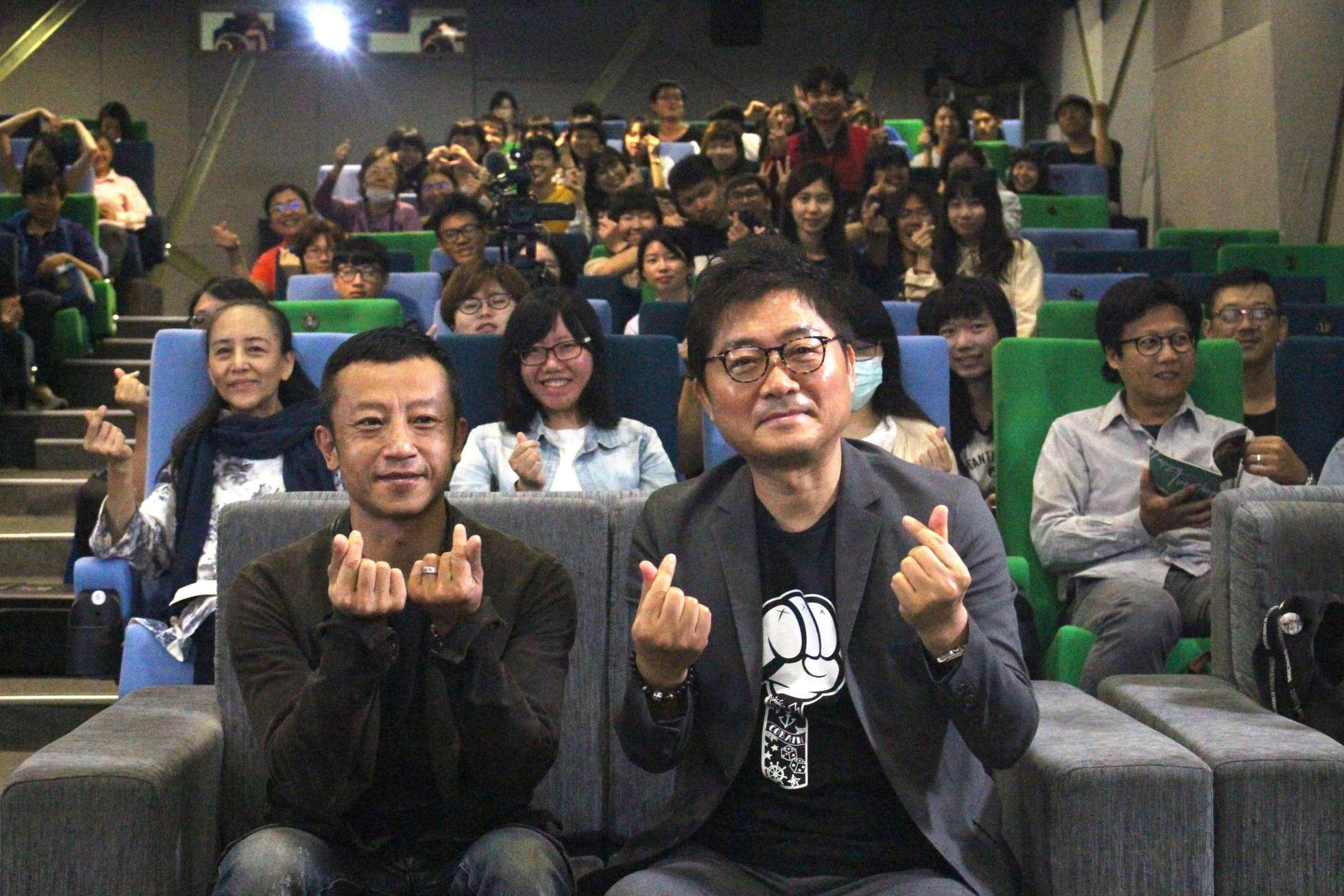 姜帝圭（右）與楊雅喆相見歡，以「台韓對望」為主題進行交流對談。（高雄市電影館提供）