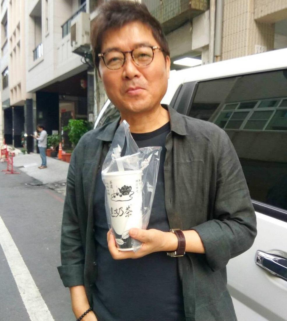 姜帝圭初次造高雄，開心品嚐了台灣味的奶茶。（高雄市電影館提供）