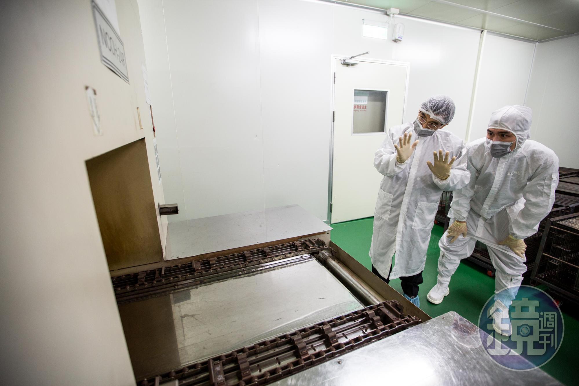 葉恒銘（左）從小愛拆解機器，創業初期靠改機、改製程為公司奠定基礎，兒子葉俊瑋（右）則在旁自小看著父親改機、修機，如今對機械也十分有一套。