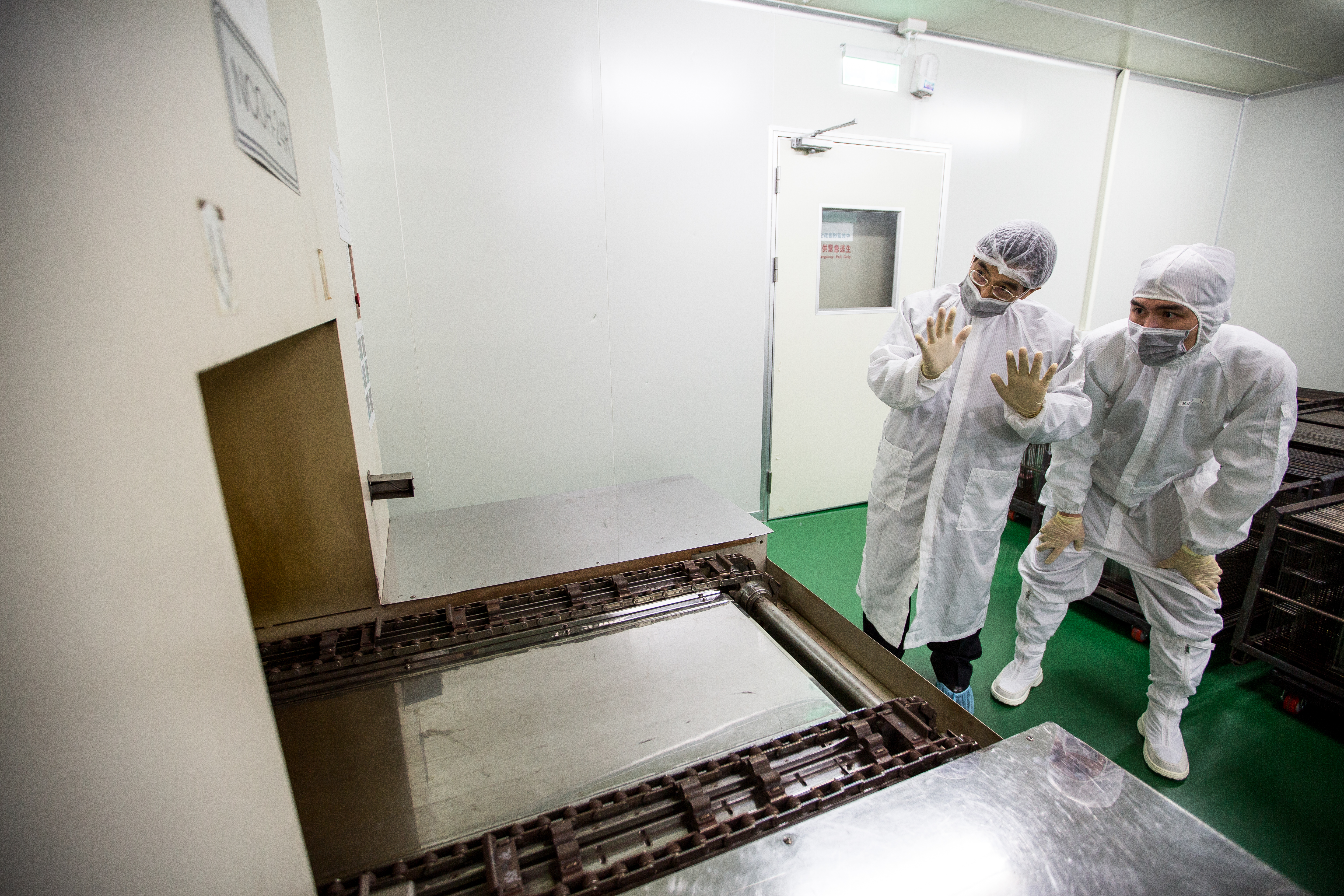 葉恒銘（左）從小愛拆解機器，創業初期靠改機、改製程為公司奠定基礎，兒子葉俊瑋（右）則在旁自小看著父親改機、修機，如今對機械也十分有一套。
