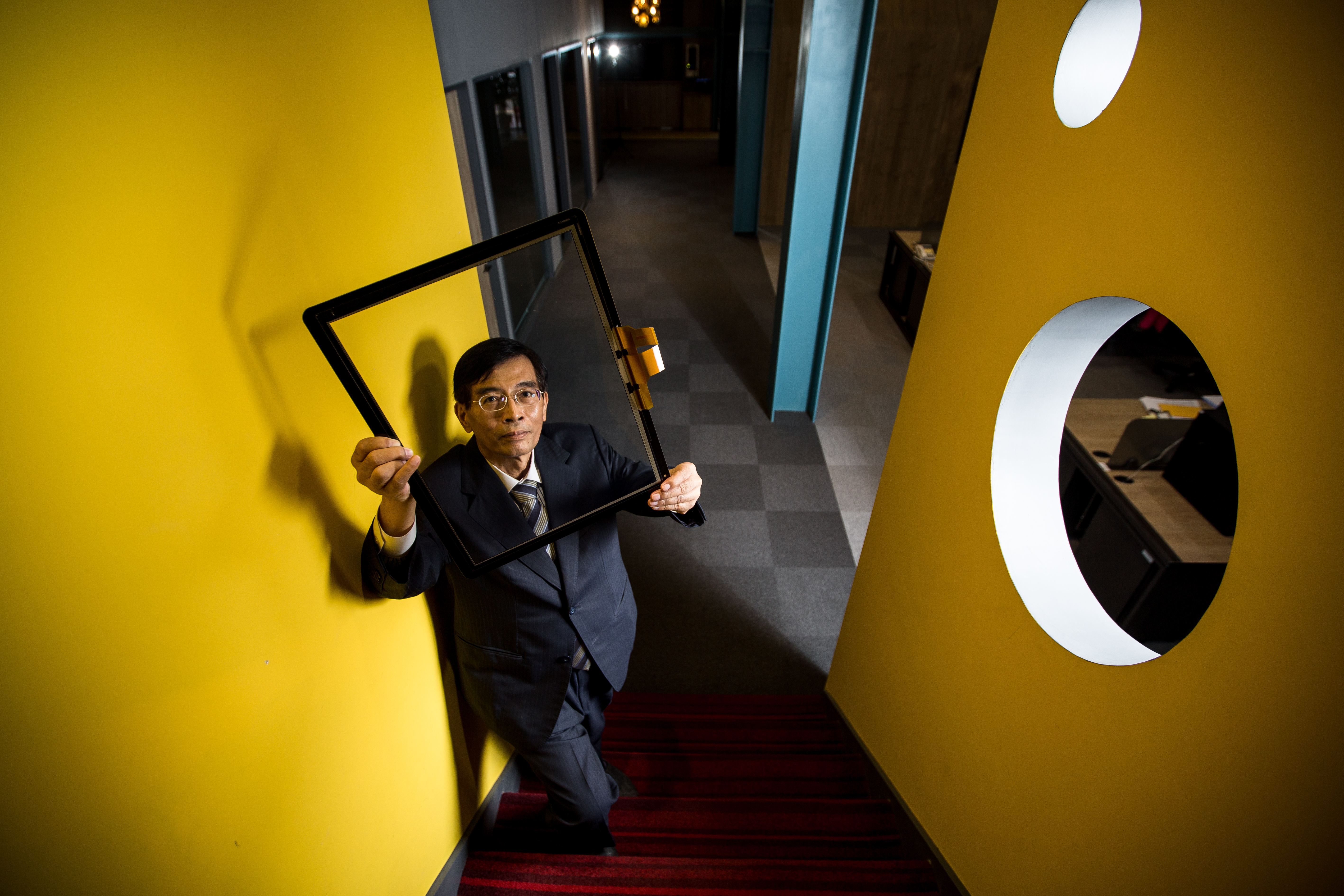 萬達光電董事長葉恒銘說，萬達不走量大、消耗快的消費型電子領域，反而主攻少量多樣，每天產線都有30、40種產品在運作，操作複雜，同業不容易模仿。