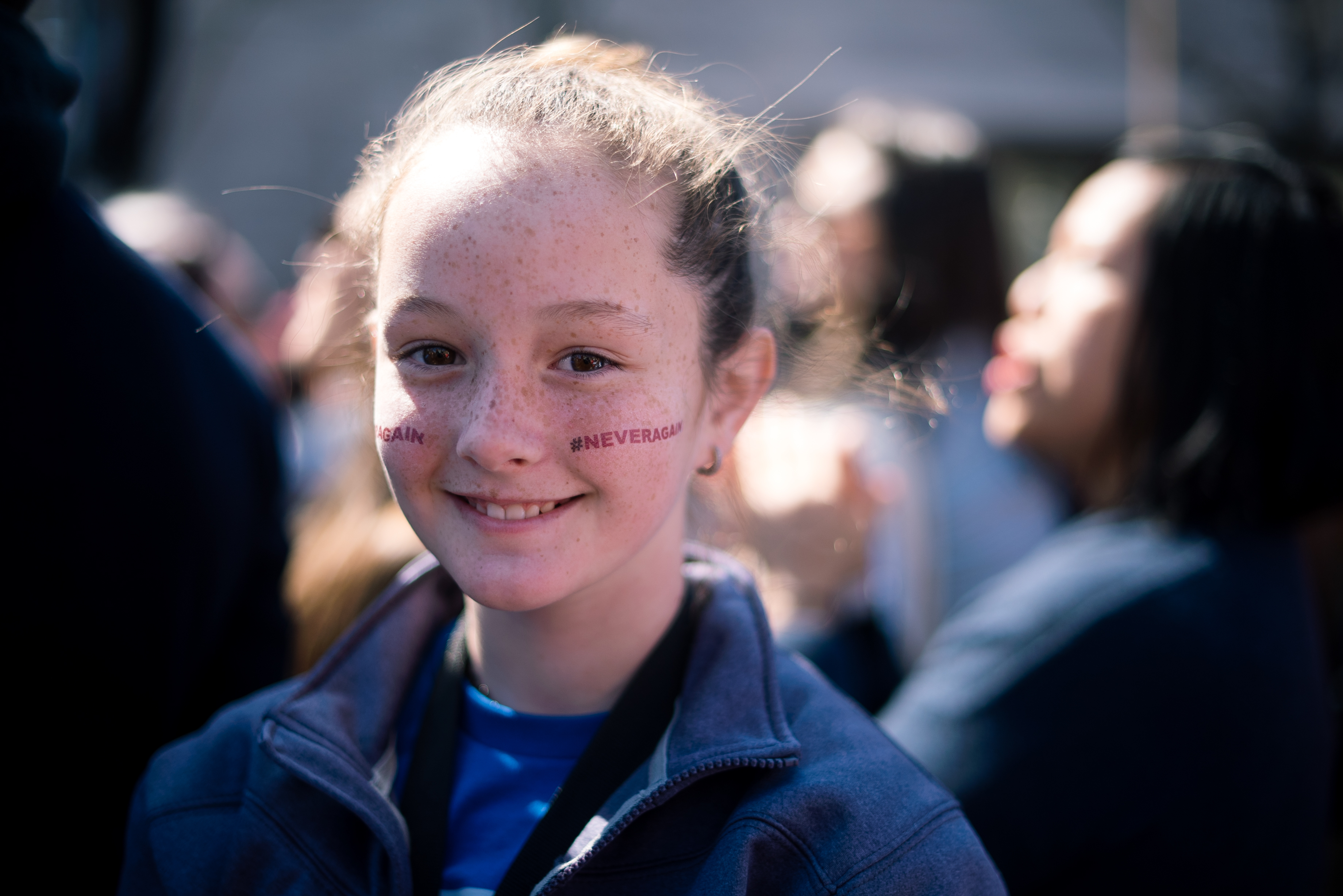 反槍大遊行上,一名女學生臉上寫著標語號召革命。(東方IC)