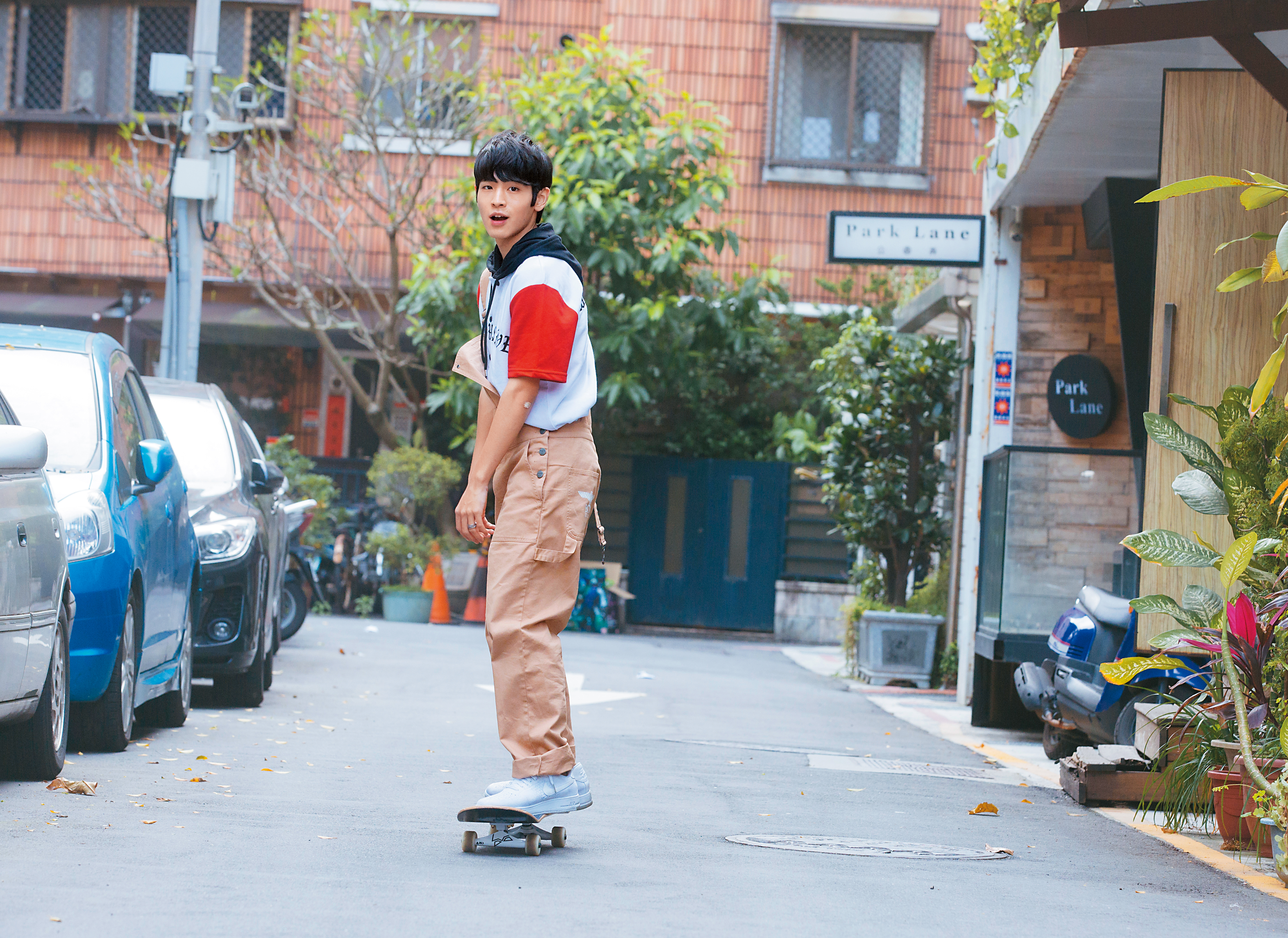 張豐豪私下喜歡玩滑板，目前正勤練特技，一天到晚都帶著滑板趴趴走。