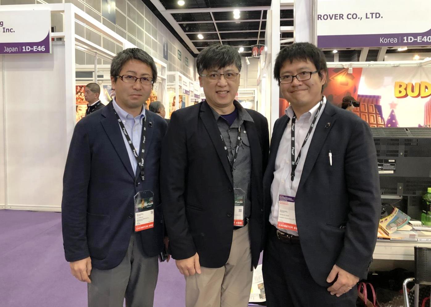 王公誠（中）帶著《紡綞蟲的記憶》重回香港國際影視展，熊本縣電視台及熊本縣觀光廳皆派代表前來站台。（磬石數位媒體提供）