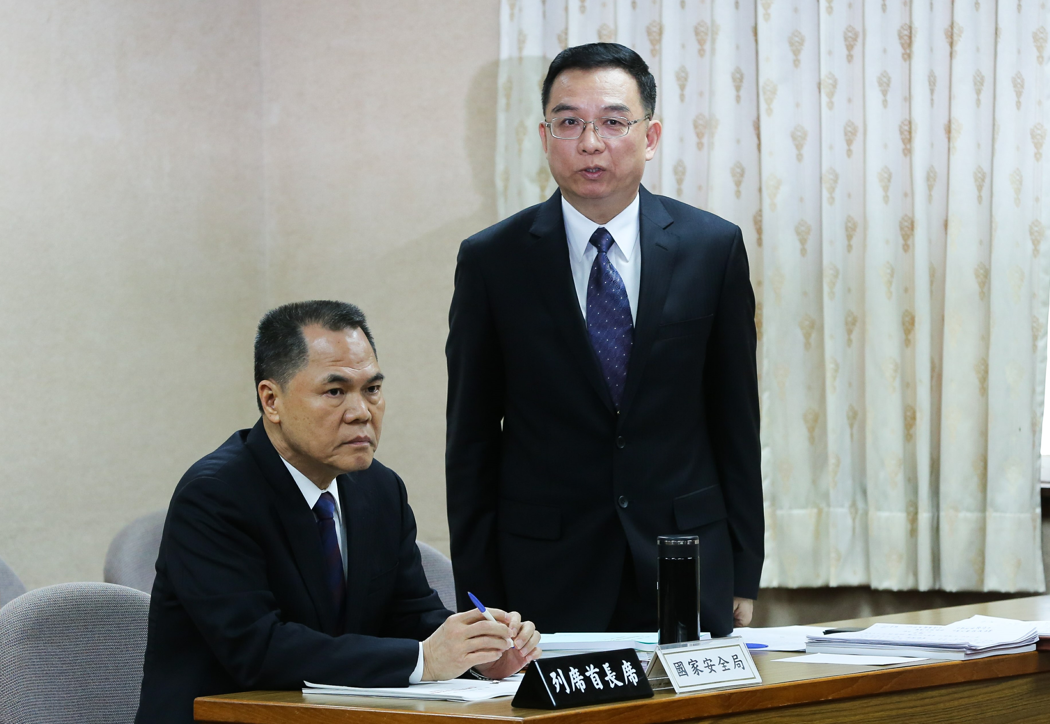 國安局副局長周美伍（左）、特勤中心指揮官周廣齊（右）今赴立法院備詢。