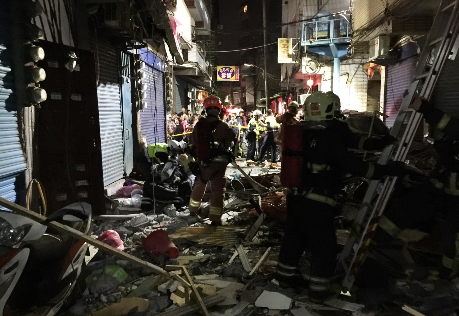 三重氣爆釀成2死5傷悲劇，警消不排除是開瓦斯自殺惹禍。（翻攝畫面）