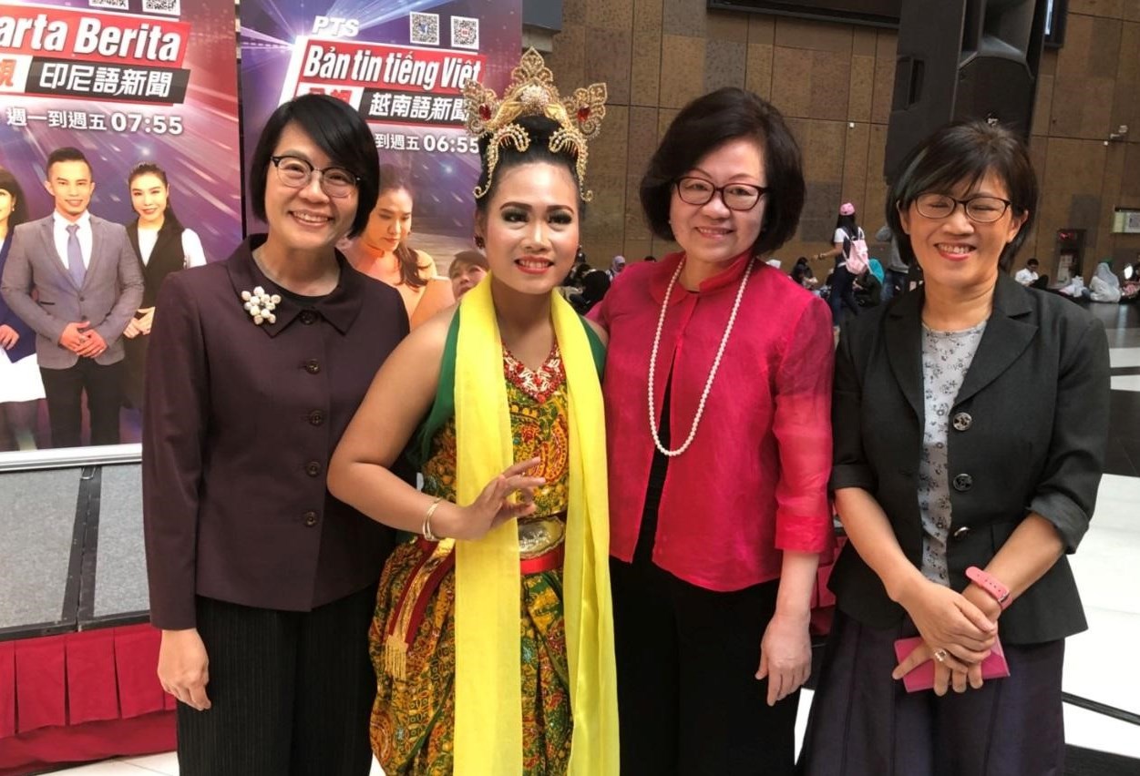 公廣集團董事徐瑞希（右起）、董事長陳郁秀及公廣集團董事邱家宜（左一）出席東南亞語新聞記者會。（公視提供）