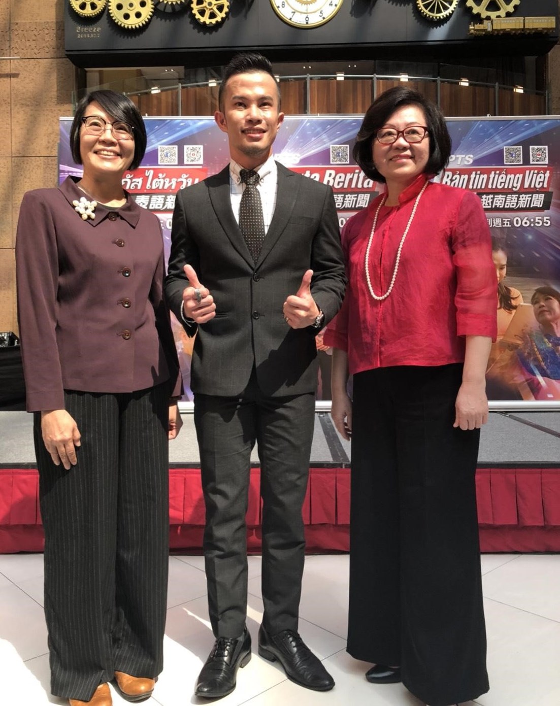 印尼語主播Warta Berita(中)將每天於頻道中播報新聞。右:公廣集團董事長。左:公廣集團董事邱家宜。(公視提供)