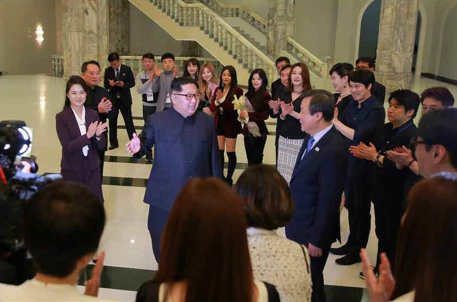 2018年4月1日,北韓領導人金正恩與夫人李雪主觀看南韓藝術團演出之後與團員們交談。(東方IC)