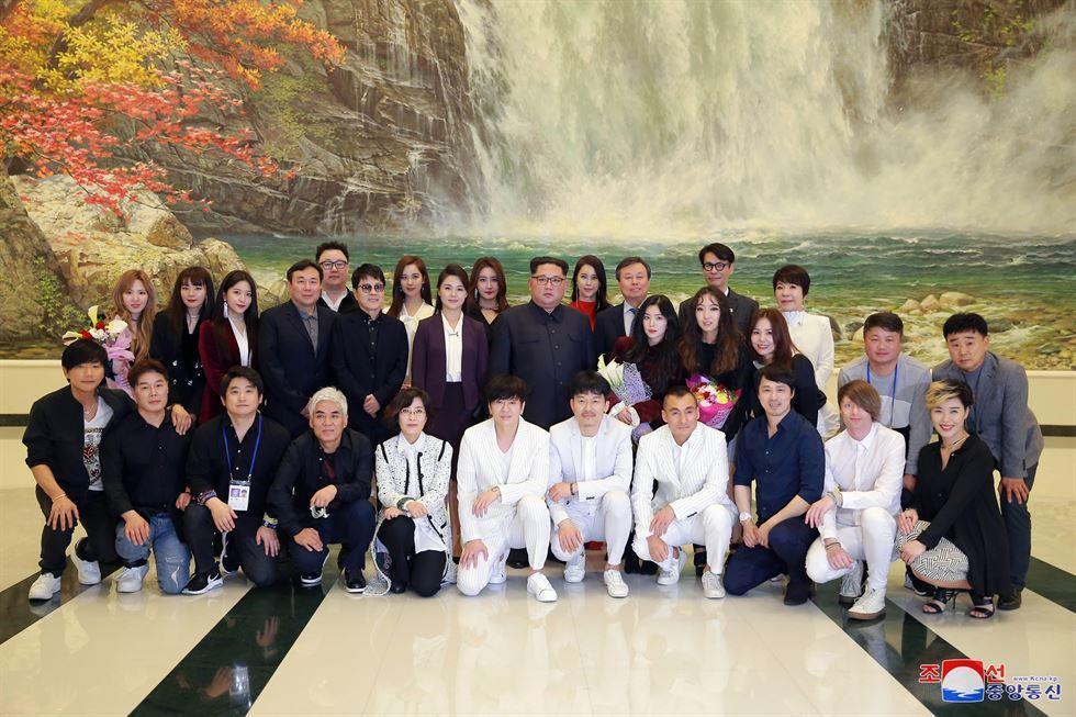 金正恩與來訪南韓藝人合影。（東方IC）