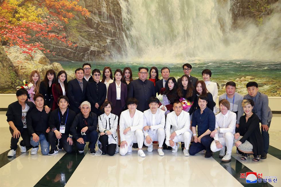 2018年4月1日，北韓領導人金正恩與夫人李雪主和南韓表演團在東平壤大劇場的大合照。（東方IC）