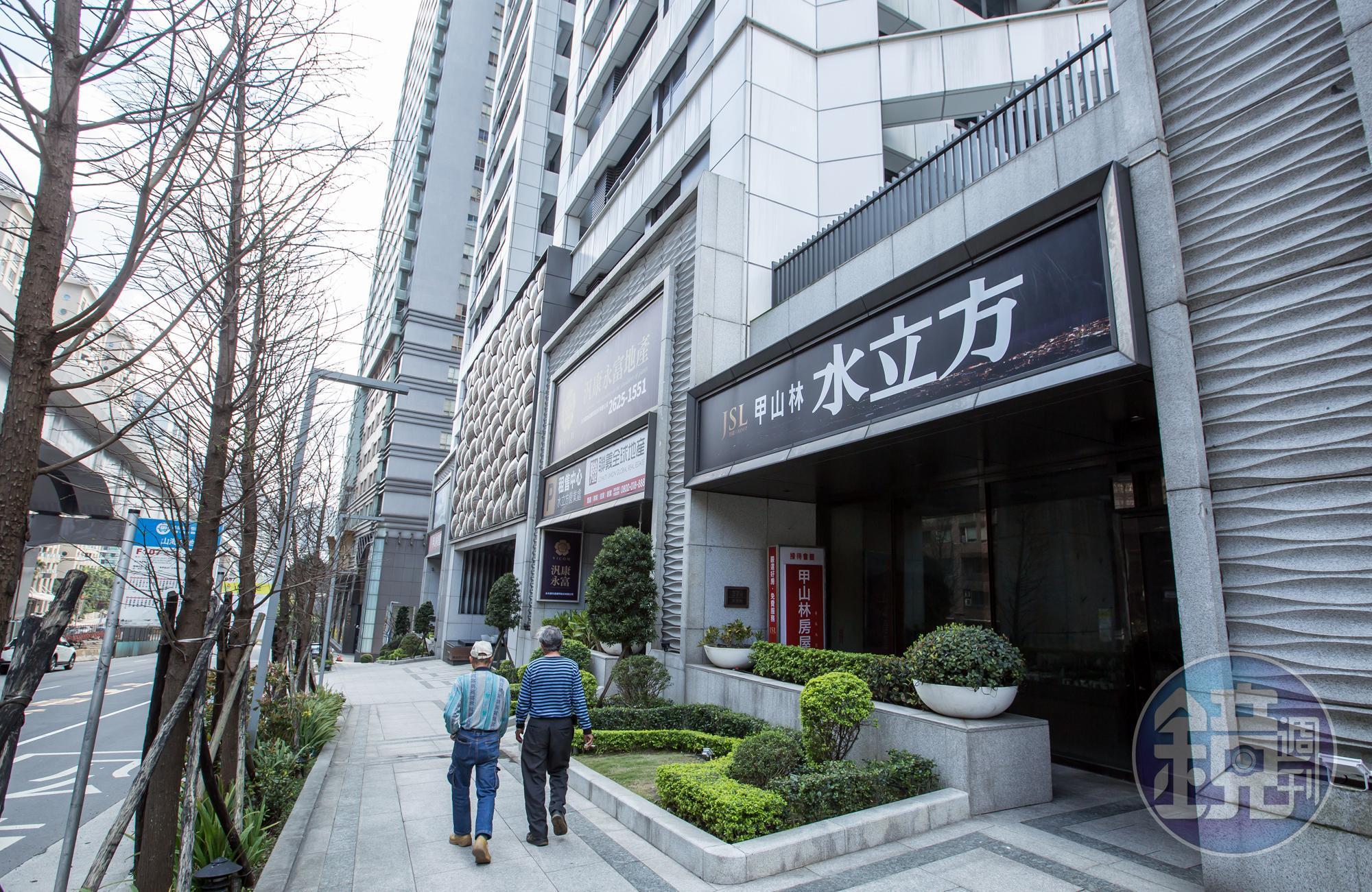 淡水紅樹林捷運站附近的摩天豪宅「水立方」，最高價每坪曾達65萬元，近期成交紀錄為27.9萬元，社區房價腰斬。