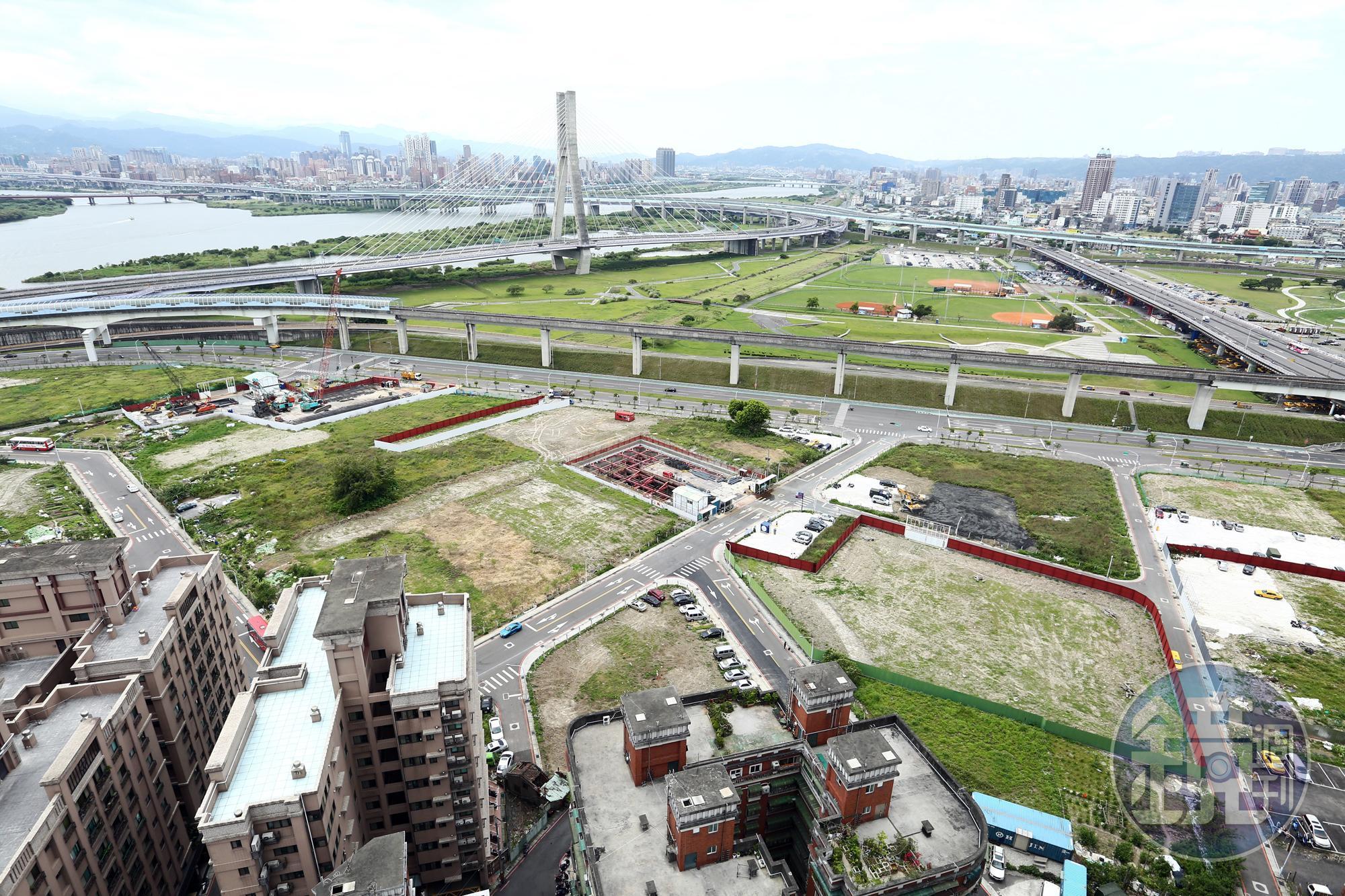 三重二重疏洪道重劃區，跟江翠際遇相同，早先市場預估該區房價至少6字頭，如今成交均價卻只有4字頭，跌破市場眼鏡。