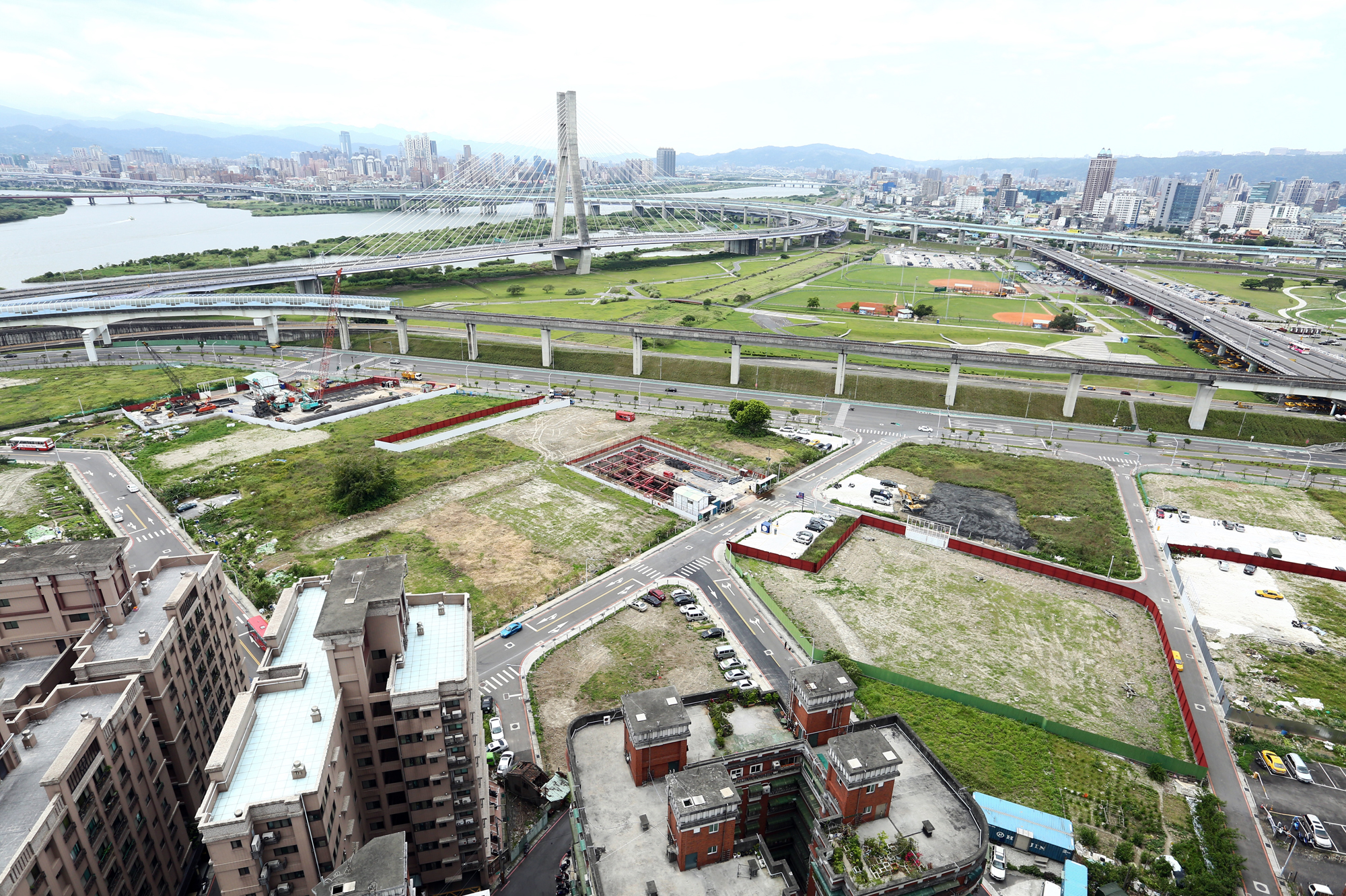 三重二重疏洪道重劃區，跟江翠際遇相同，早先市場預估該區房價至少6字頭，如今成交均價卻只有4字頭，跌破市場眼鏡。