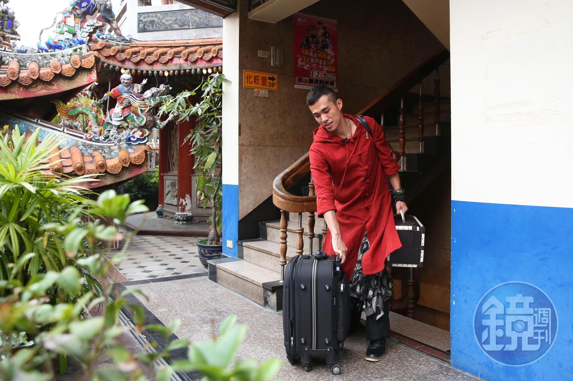 從默默無名的化妝師,到年收百萬元,江明鴻不挑工作,有案就接,以貼心服務走紅業界。