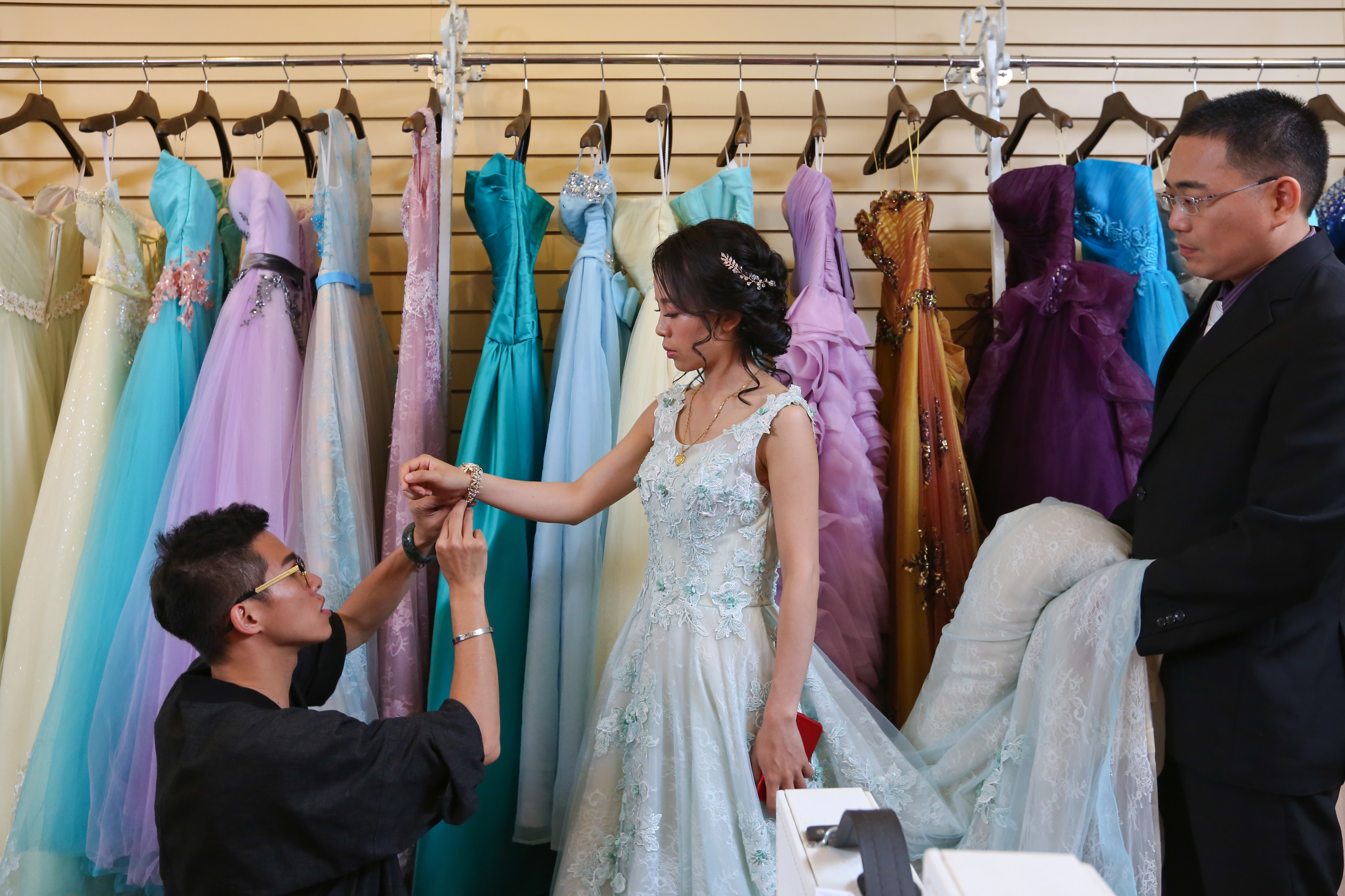 江明鴻（左1）當新祕，把新娘當成自己家人服務。